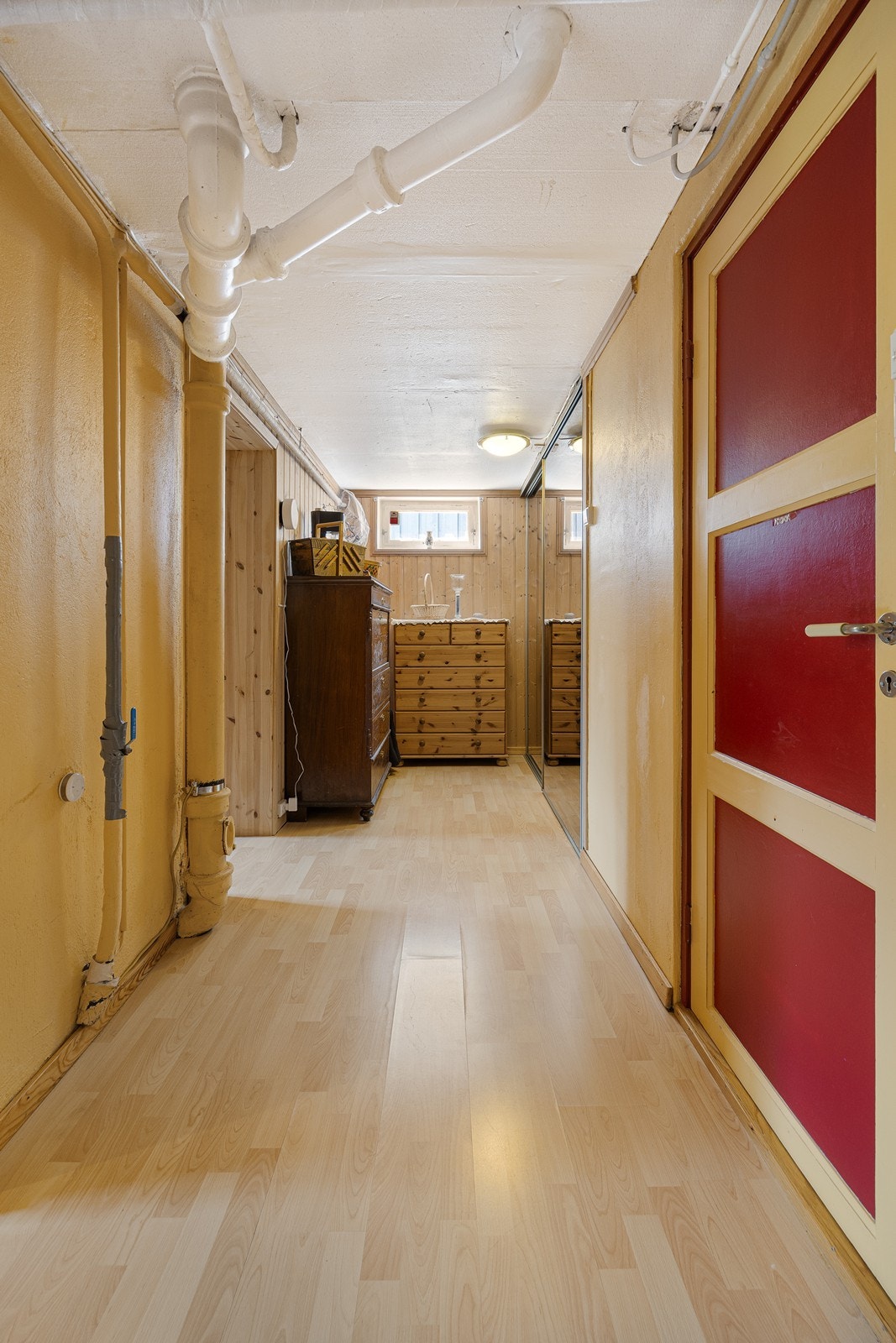 I kjelleretasjen finnes trapperom, gang, kjellerstue, 2 innredede rom, wc-rom, vaskerom og 2 boder. Galleribilde