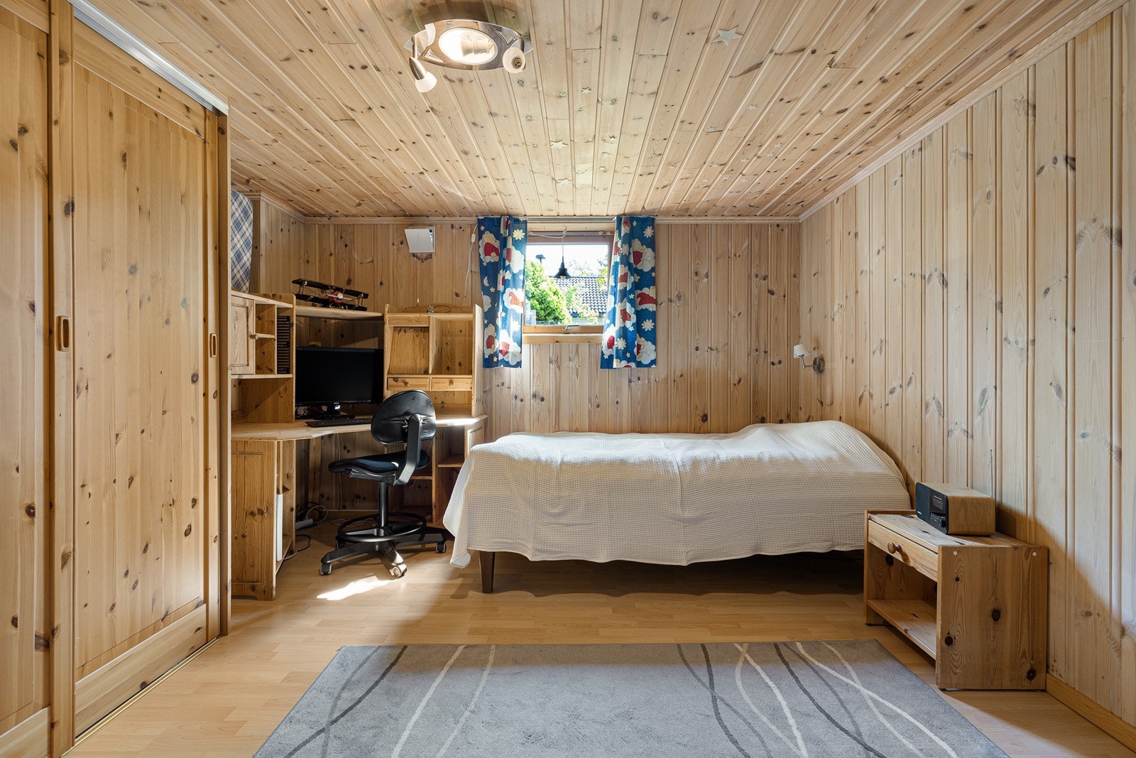 I kjelleretasjen er det to innredede rom - i dag i bruk som soverom. Rommene er ikke omsøkt bruksendret, og følgelig ikke godkjent for varig opphold. Galleribilde