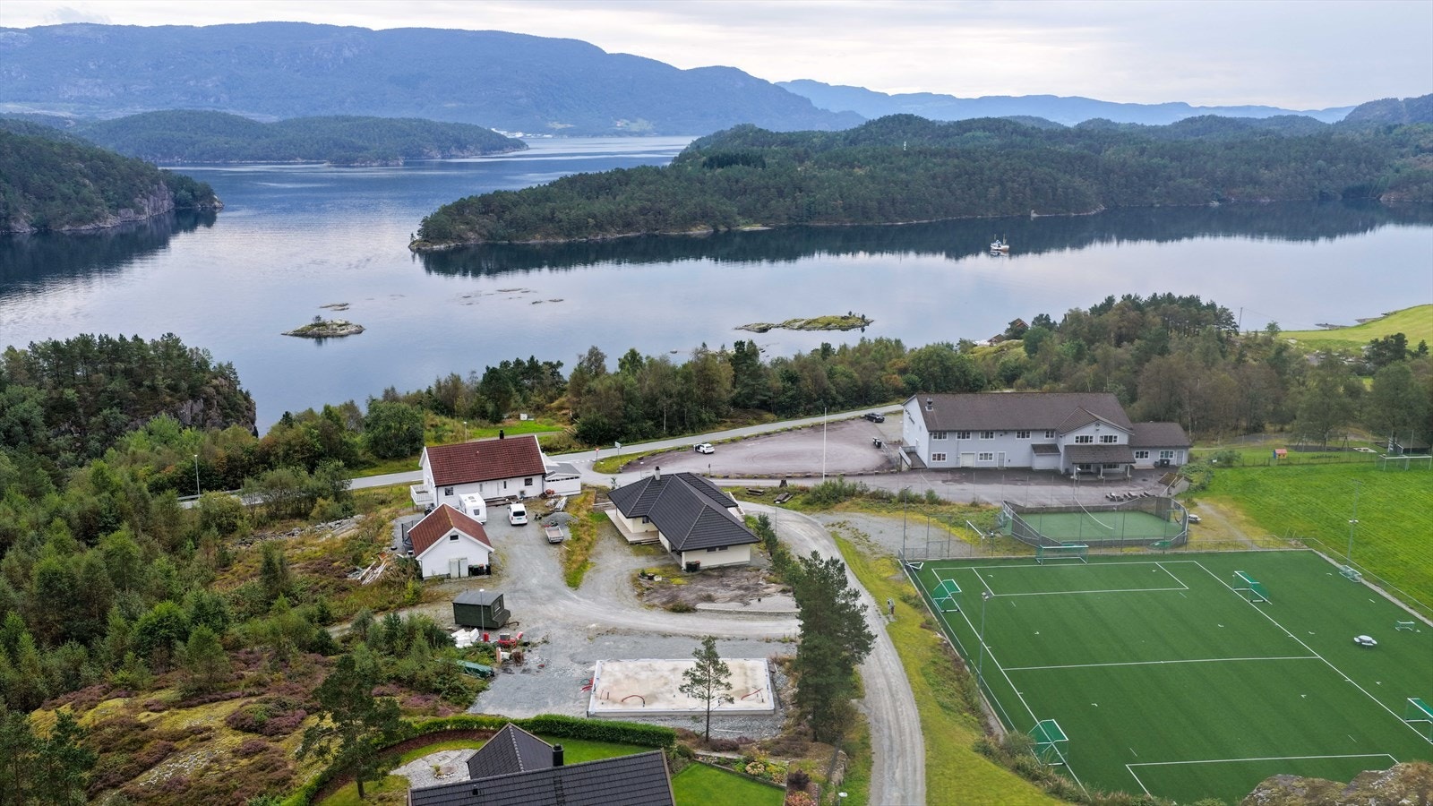 Oversikt - beliggende ved fotballbane, grendehus og barnehage Galleribilde