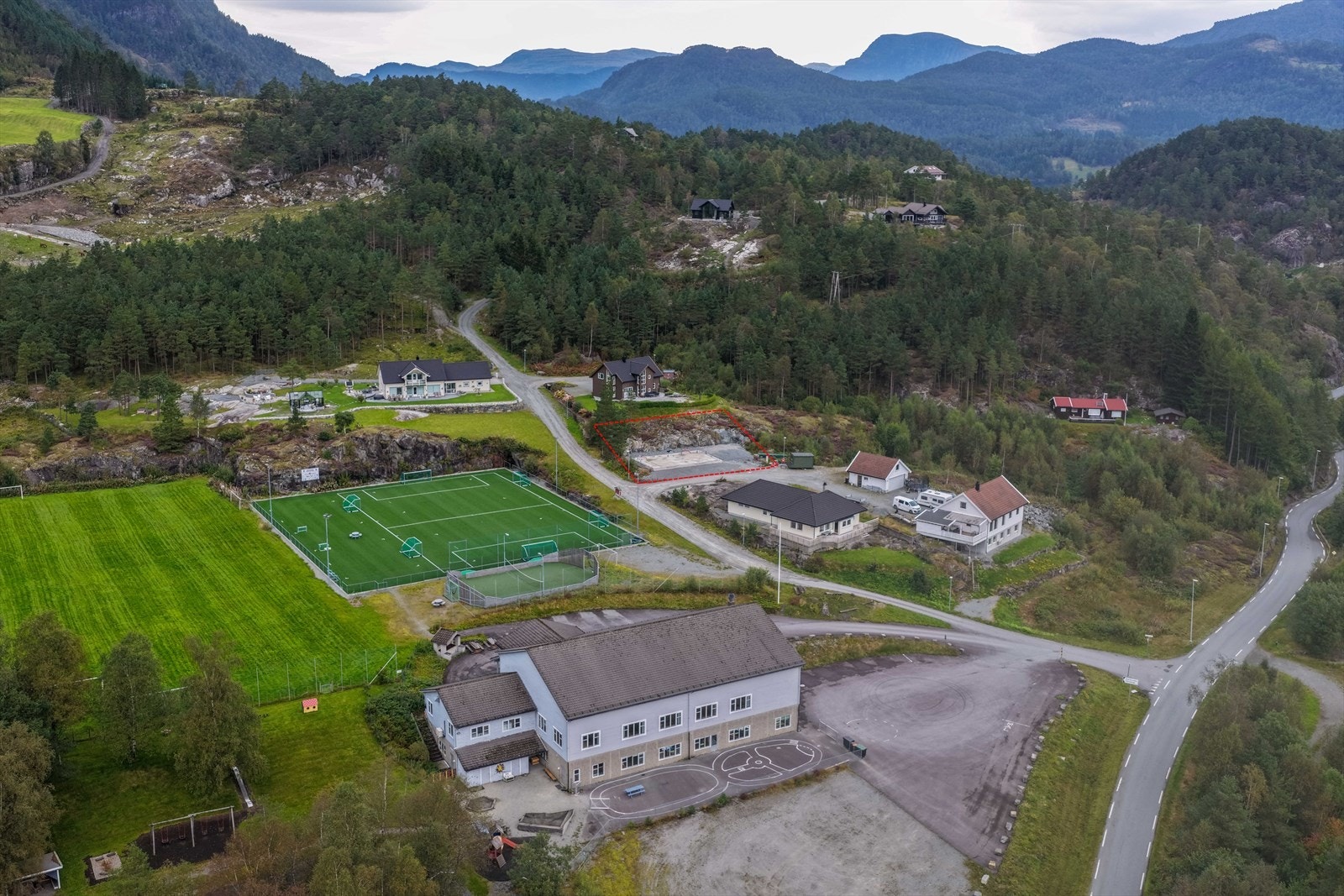 Oversikt - beliggende ved fotballbane, grendehus og barnehage Galleribilde
