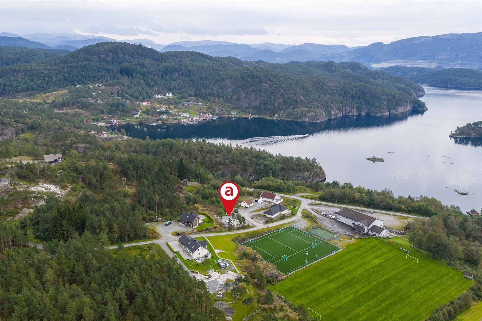 Oversikt - Vatlandsvåg til venstre , muligheter for båtplass Galleribilde