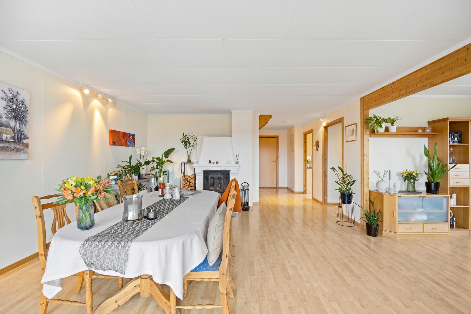 Her er det rikelig med plass til et spisebord med plass til 12 personer. Galleribilde