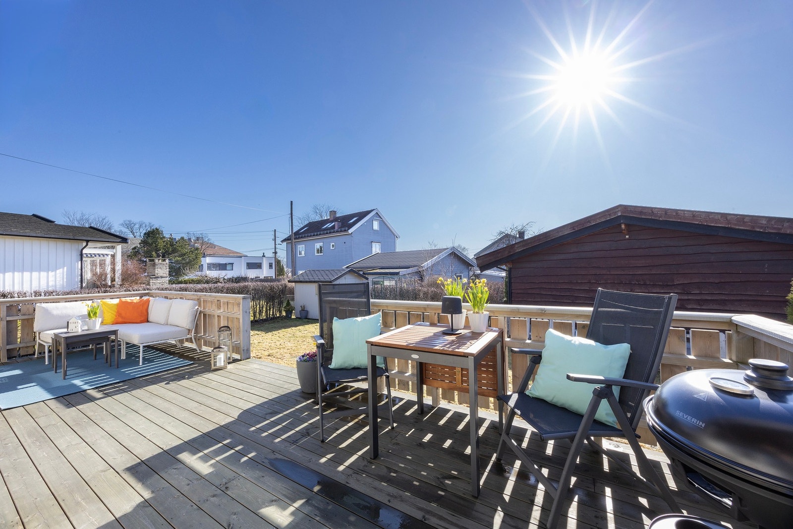 Boligen har en stor terrasse med gode solforhold store deler av dagen, perfekt for både avslapning og hyggelige måltider ute. Her kan du nyte solen i komfortable sitteplasser, mens den fine hagen gir en grønn og rolig ramme rundt uteområdet. Galleribilde
