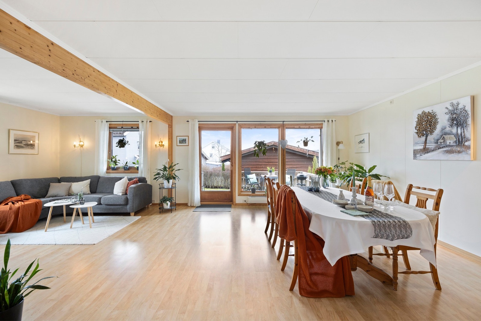 Lys og romslig stue med god plass til både sofagruppe og spisebord. Store vindusflater gir rikelig med lys, og det er direkte utgang til terrassen. Galleribilde