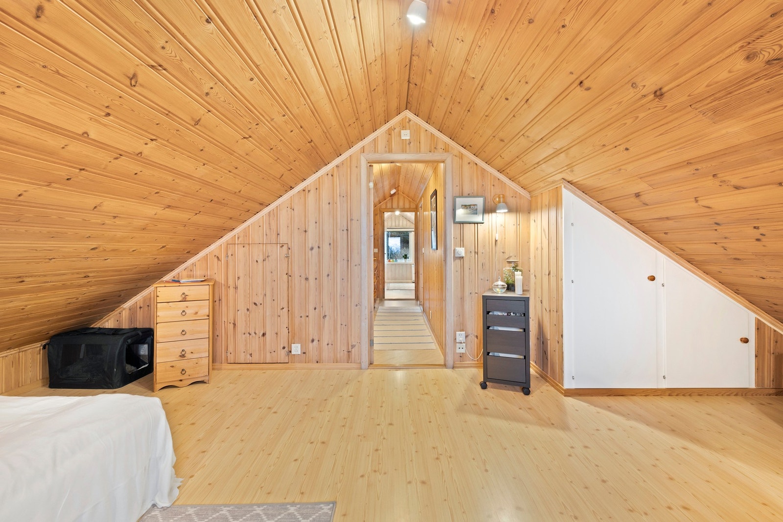 2.etasjen har et totalt gulvareal (GUA) på 68m², men grunnet skråtak/lav takhøyde er kun 36m² av arealet måleverdig som bruksareal (BRA-E). Galleribilde