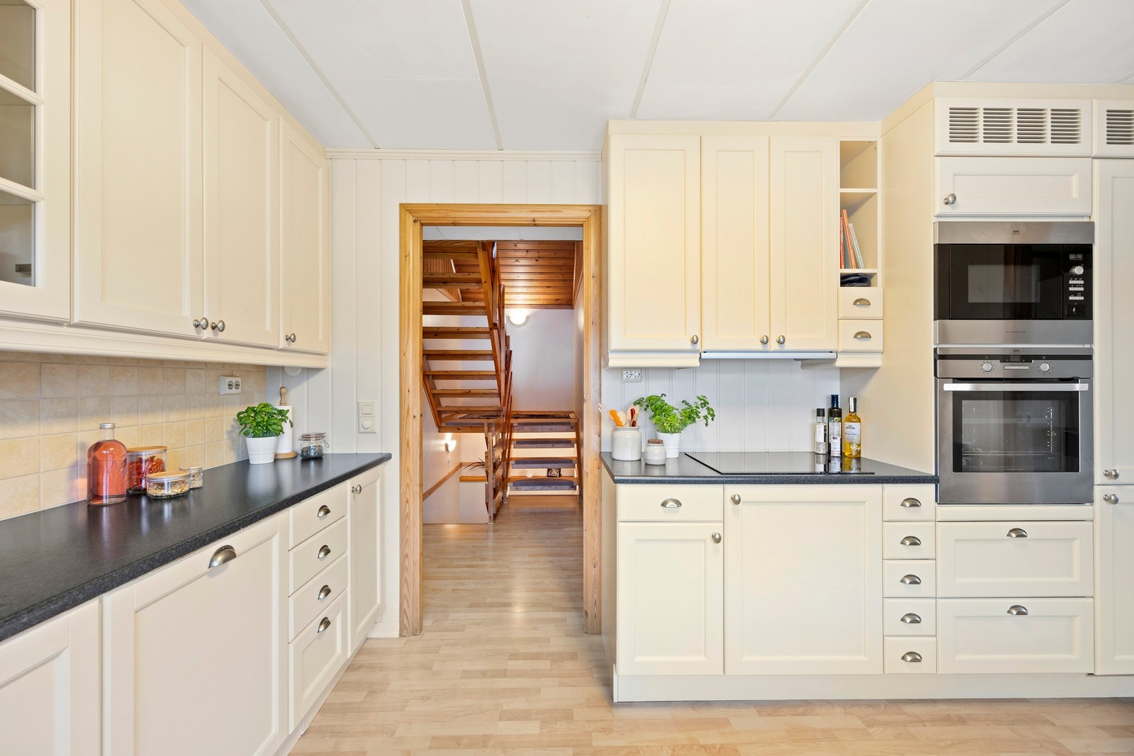 Kjøkkenet har innredning fra 2006 med profilerte fronter, benkeplate med laminert overflate. Galleribilde