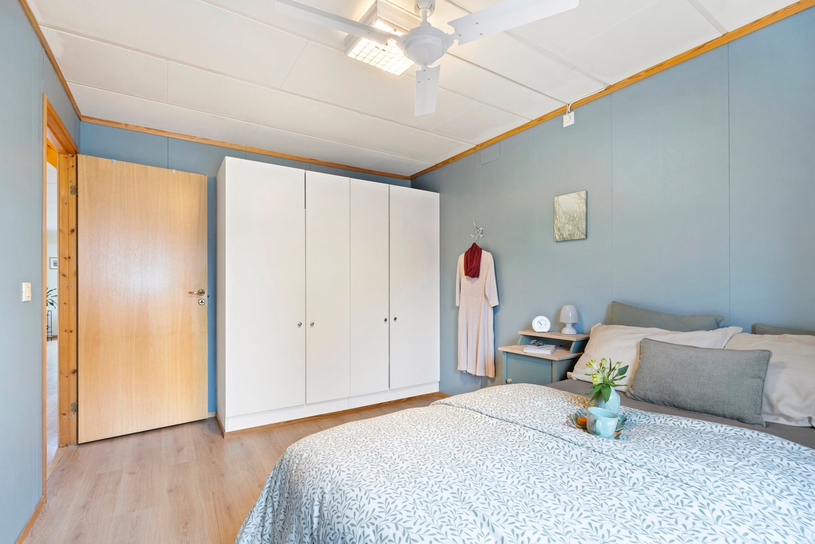 Her er det rikelig med plass til ønsket størrelse på sengen, samt god plass til en romslig garderobe. Galleribilde