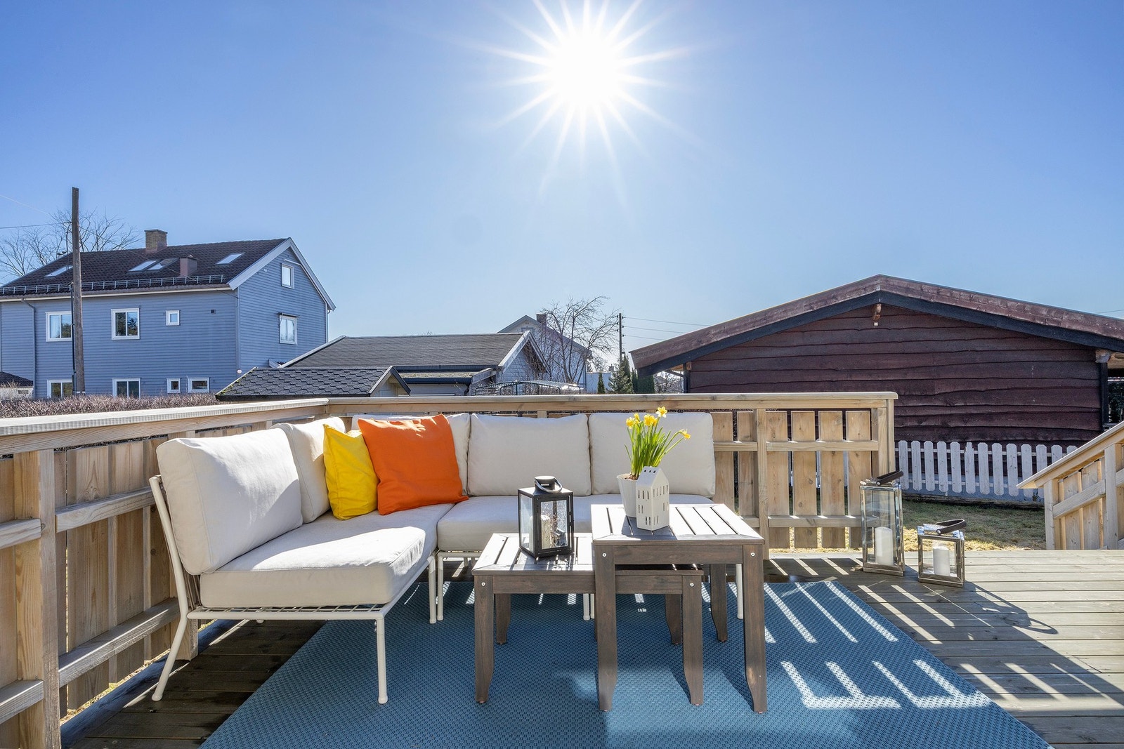 Terrassen er stor og har trappe adkomst ned til den store hagen. Galleribilde