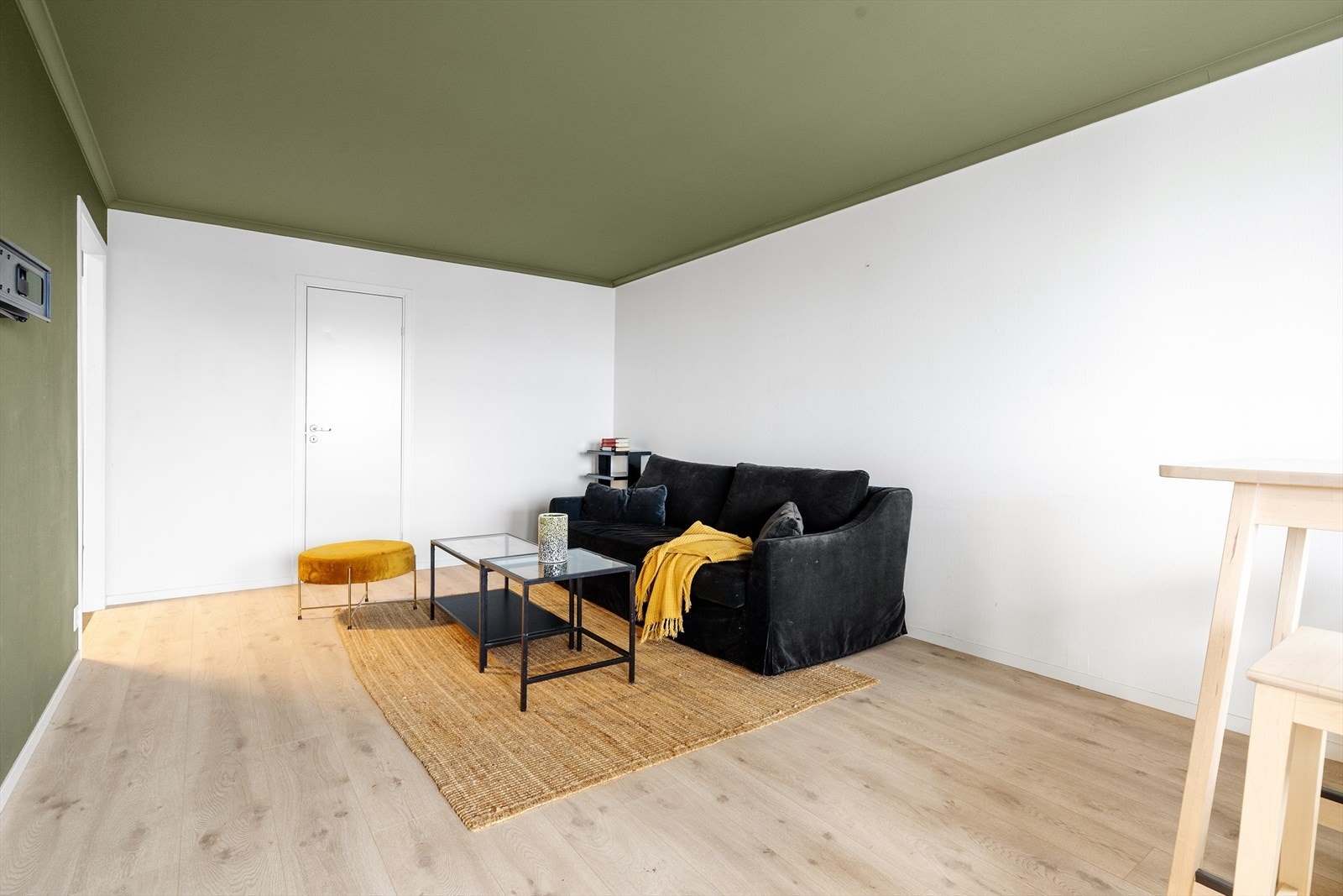 Leiligheten har en liten, innvendig bod tilliggende stuen, med plass til oppbevaring av diverse. I felles kjeller tilhører det også plass i et skap. Galleribilde