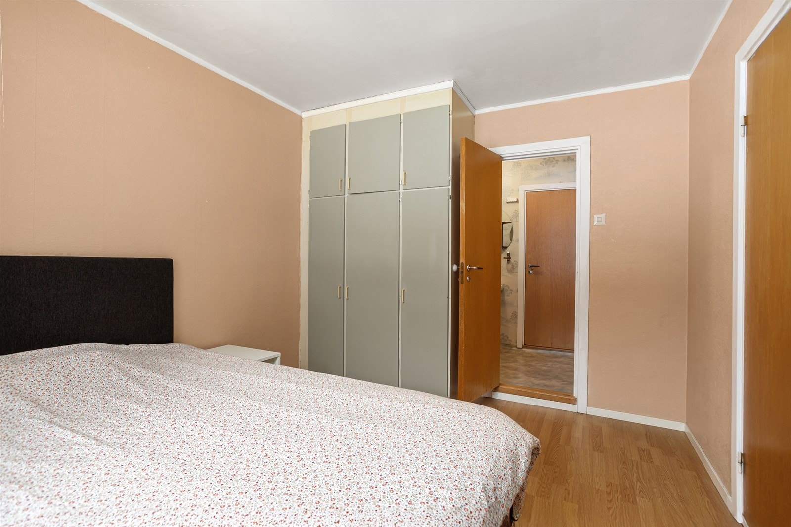 Hovedsoverommet gir god plass for dobbeltseng med tilhørende nattbord Galleribilde