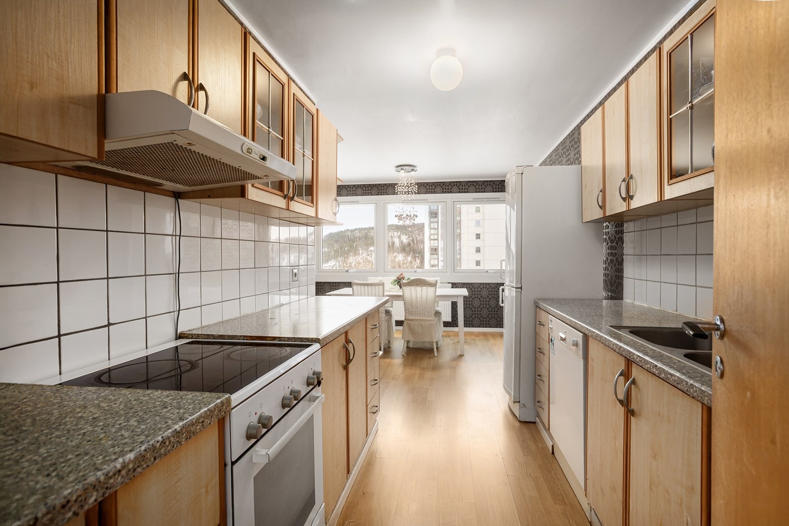 Kjøkkenet er utstyrt med oppvaskmaskin, komfyr og kjøleskap Galleribilde