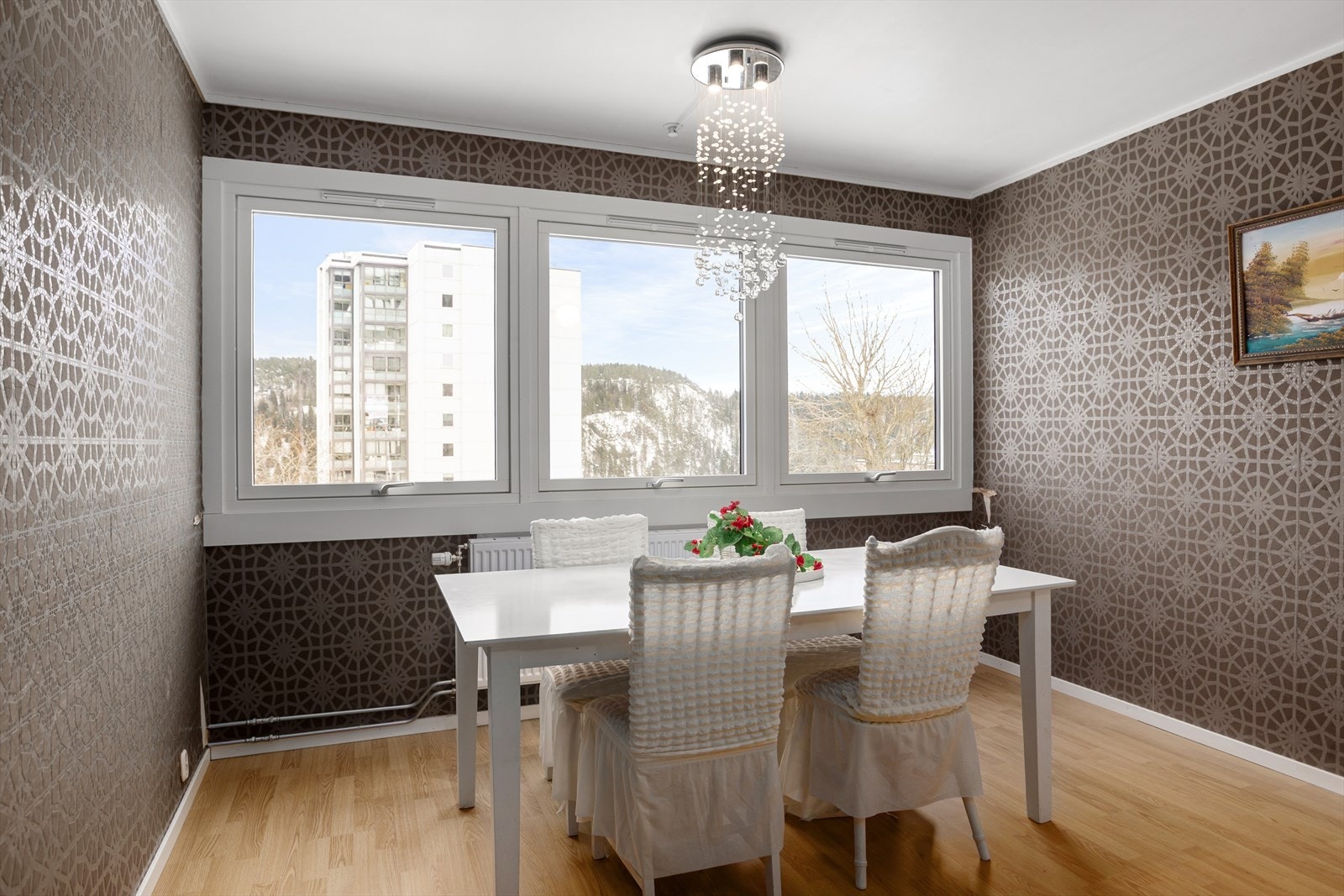 Her kan du nyte hyggelig utsikt via store vindusflater Galleribilde