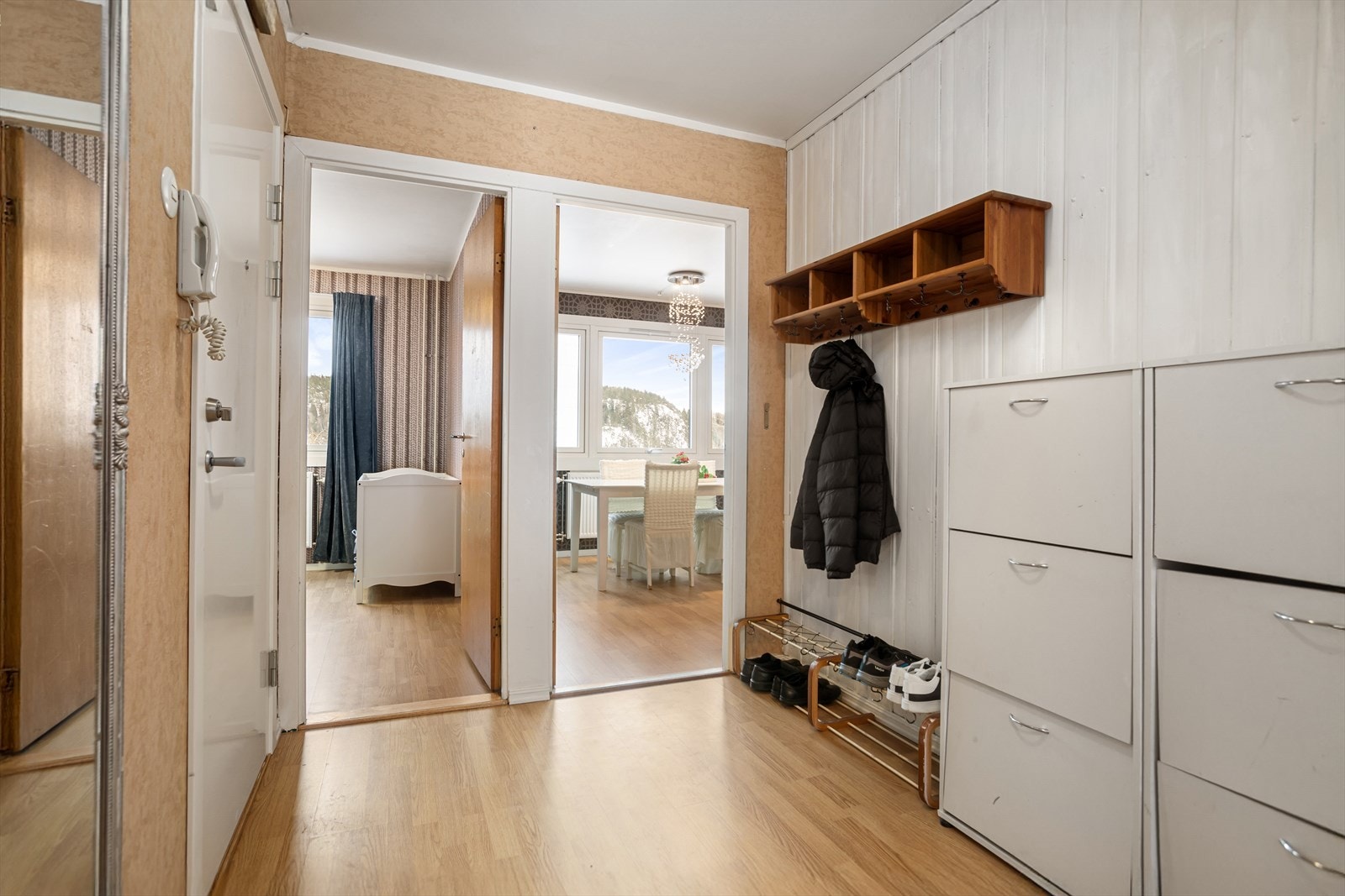 Entré med god plass til skap eller kommode for oppbevaring av yttertøy og sko Galleribilde