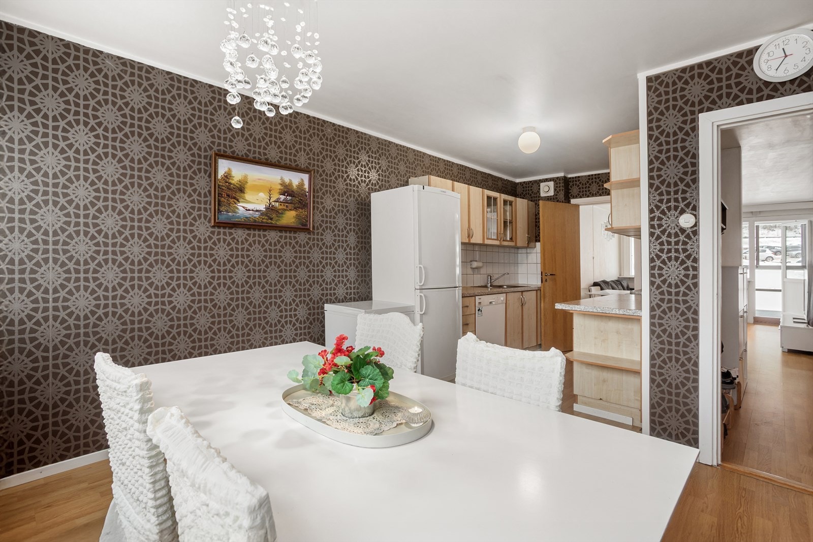 I tilknytning til kjøkkenet er det god plass for frokostbord Galleribilde