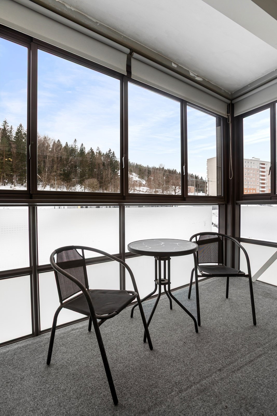 Det er adkomst til innglasset balkong på ca. 9 kvm fra stuen med utsikt og gode solforhold Galleribilde