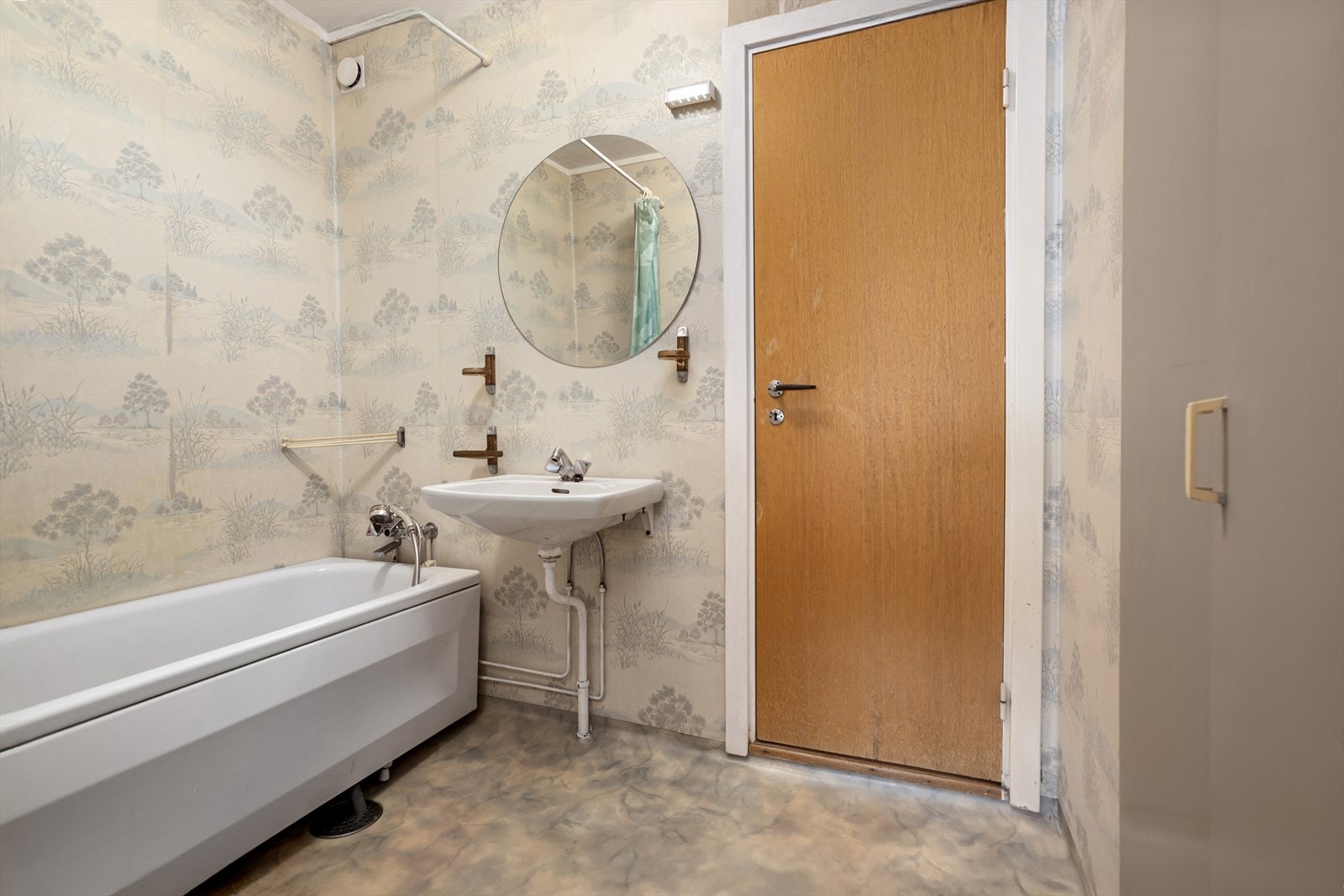 Bad med belegg på gulv, våtromstapet på vegger og malt betong i himling Galleribilde