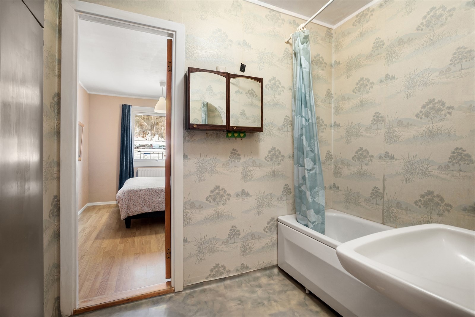 Badet er utstyrt med servant og badekar Galleribilde