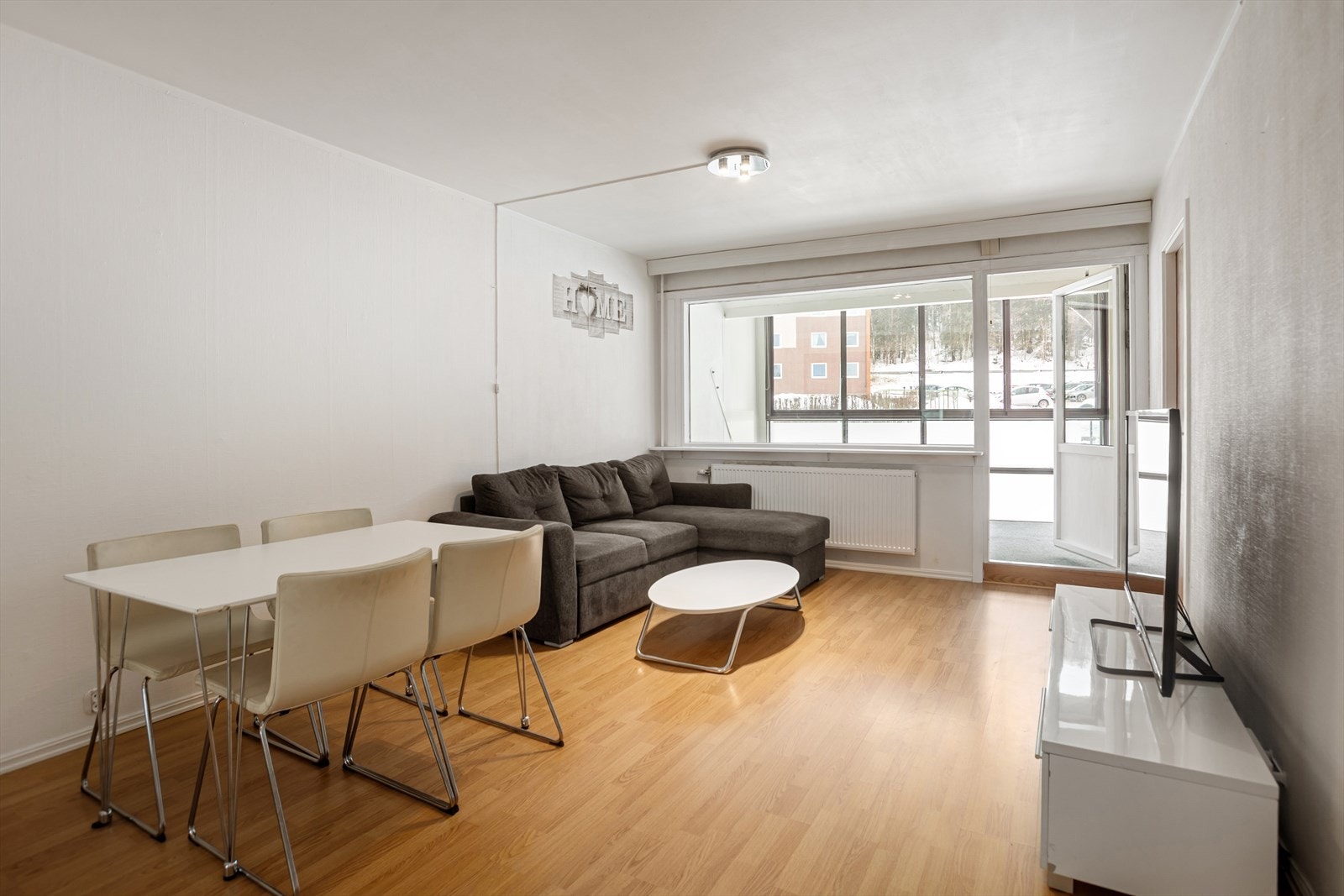 Dette er en romslig 3-roms leilighet beliggende i et veletablert og familievennlig boområde på Fjell. Galleribilde