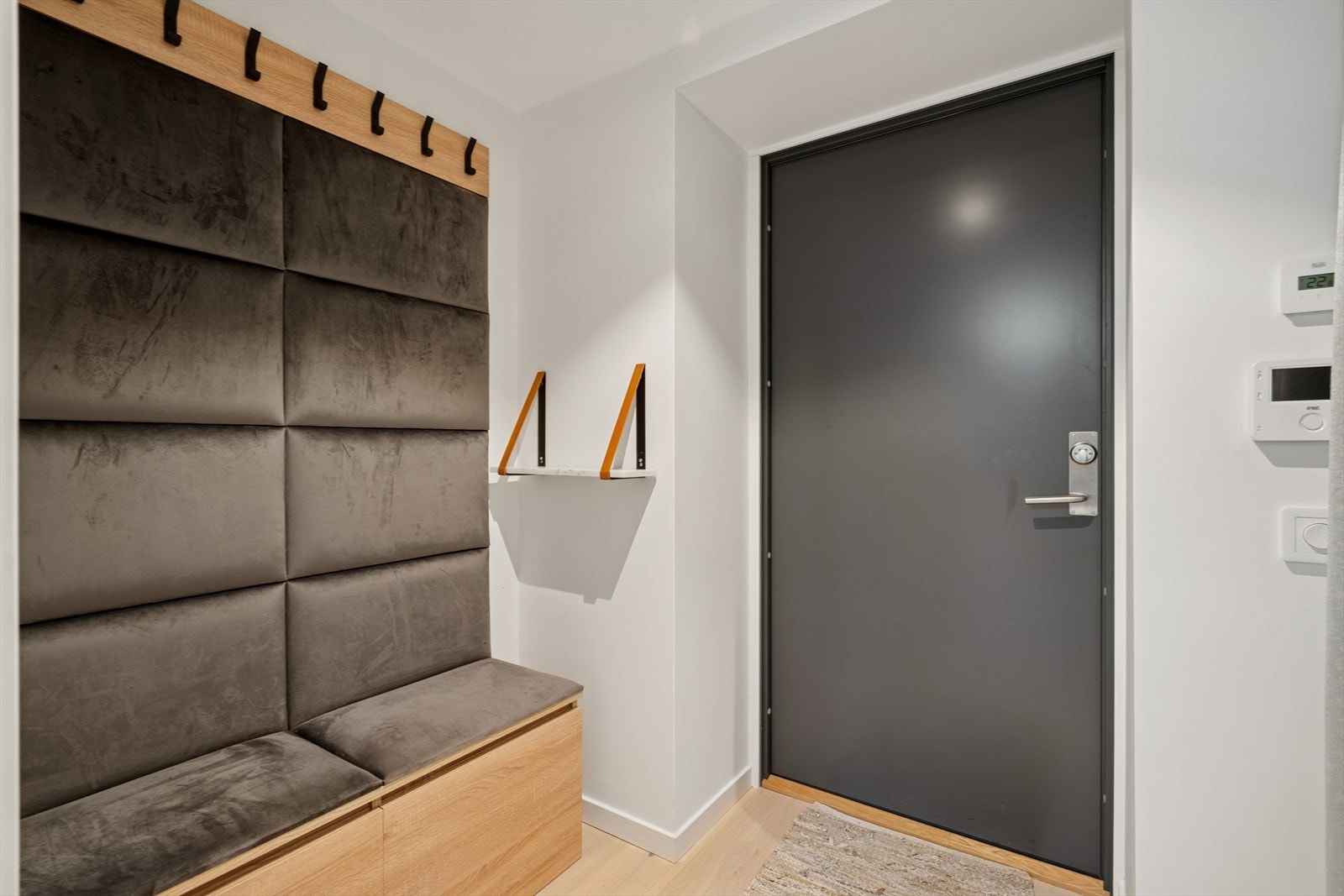 Velkommen inn! Til høyre ser du porttelefon-anlegg med kamera tilkoblet hoveddøren til bygget. Galleribilde