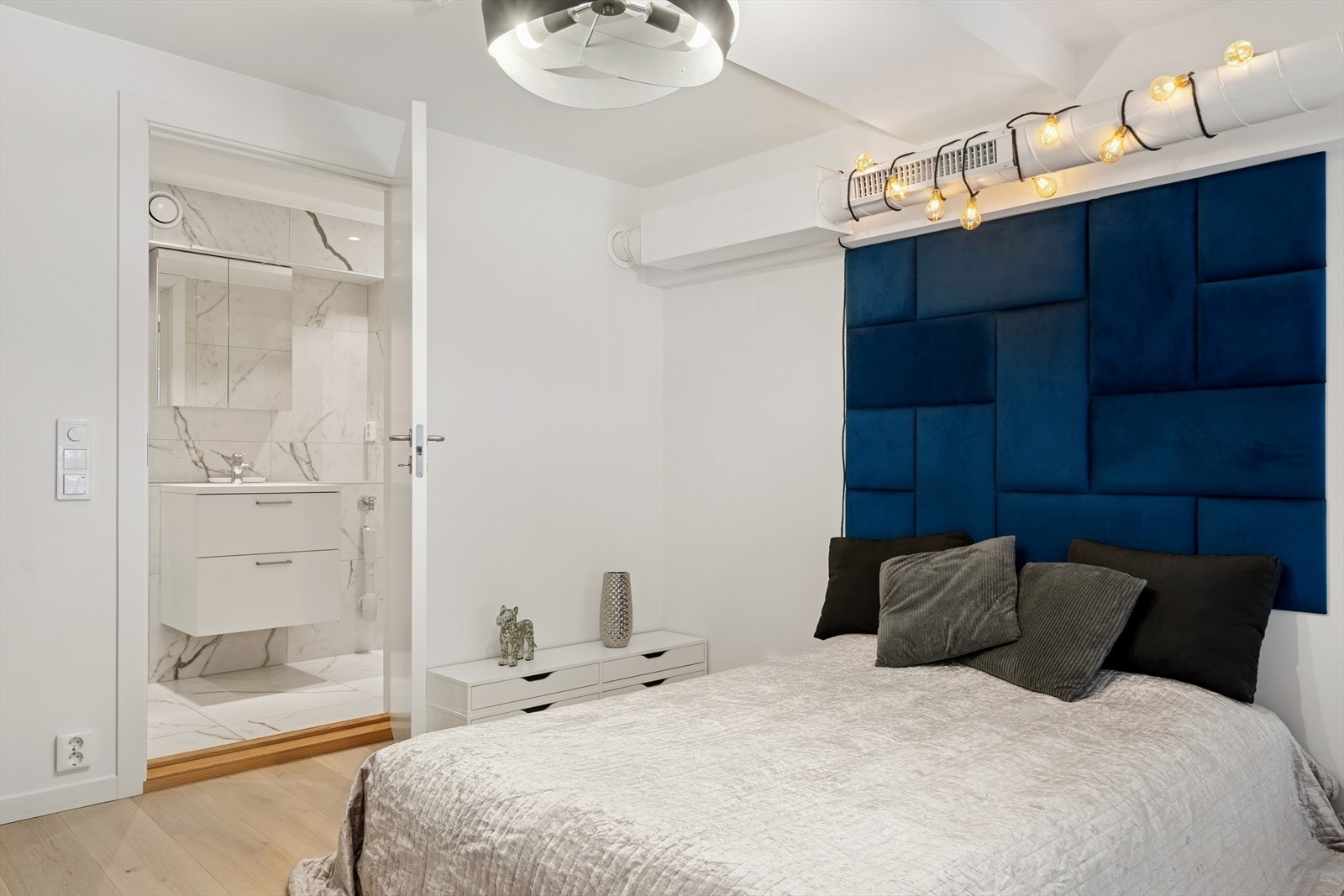 Herfra er det videre adkomst til badet. Galleribilde