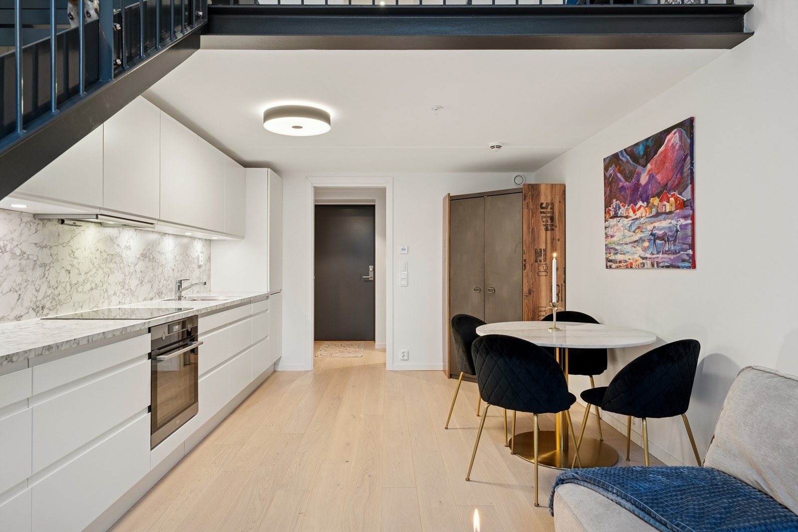 Det lekre en-stavs parkettgulvet er gjennomgående i hele leiligheten. Galleribilde