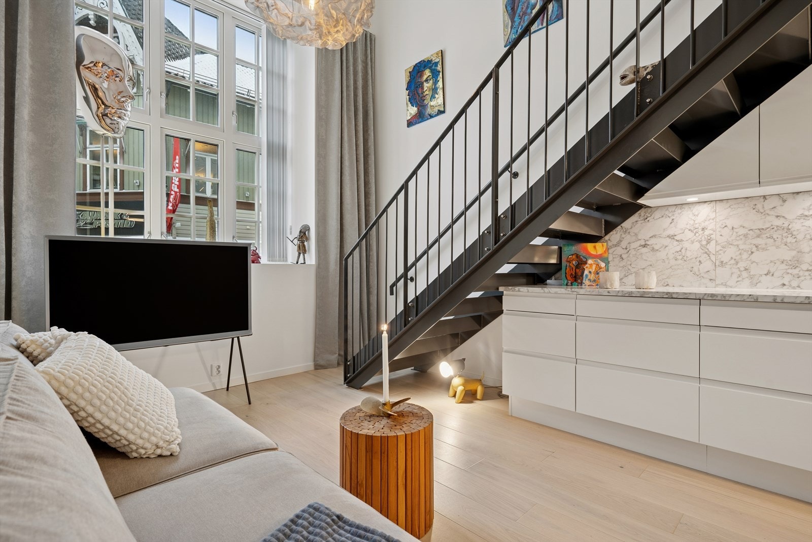 Trappen i seg selv er et smykke i leiligheten, og gjør seg godt i en kombinasjon av metall og treverk som gir et tøft preg til leiligheten. Galleribilde