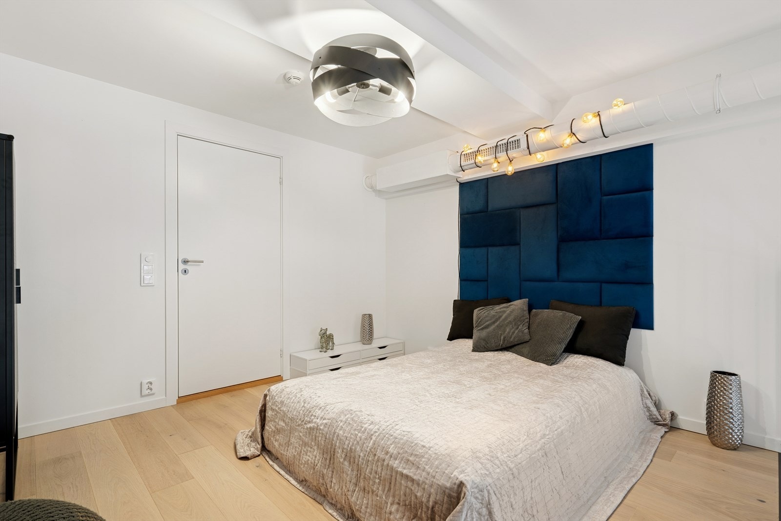 Veggfestet sengehimmel er blikkfanget i rommet. Galleribilde