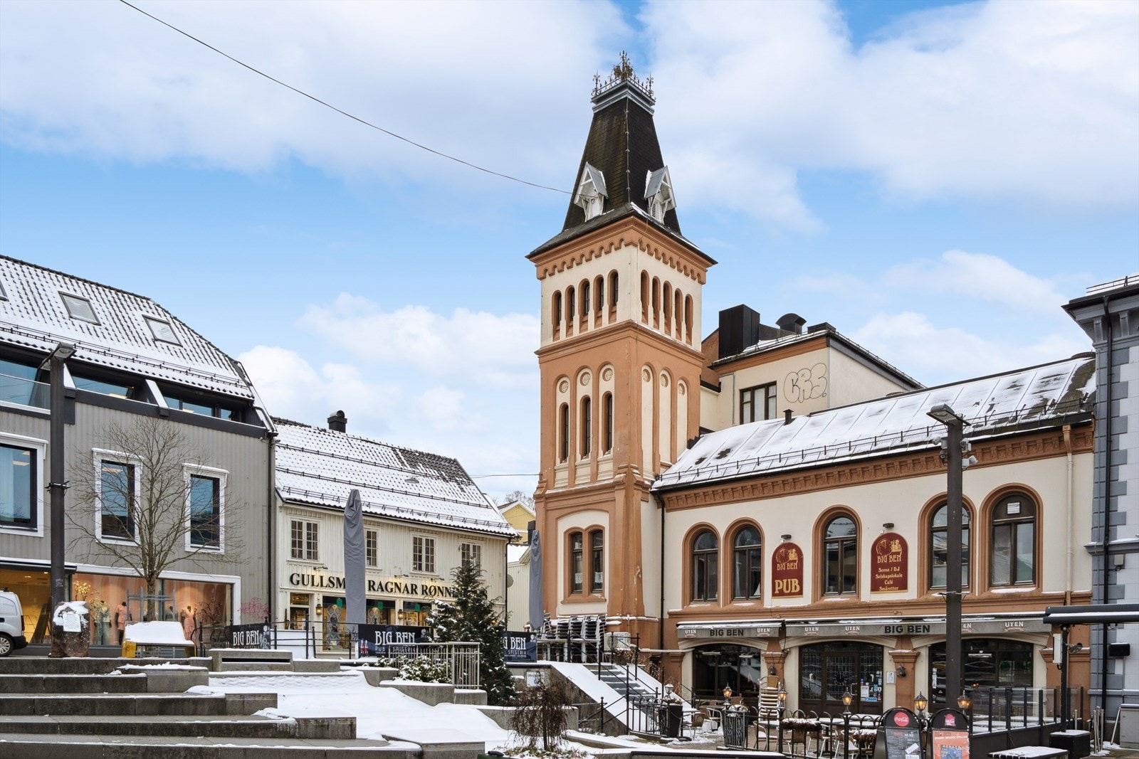 Her bor du midt i byen i sjarmerende omgivelser preget av en herlig kombinasjon av ærverdige bygårder, butikker og brosteinsbelagte handlegater. Galleribilde