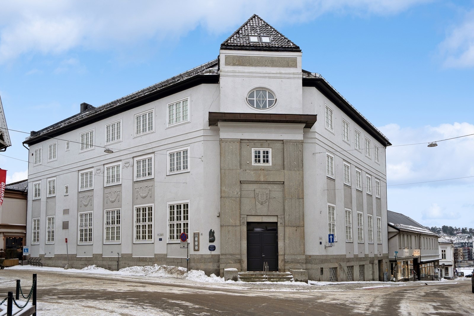 Leiligheten ligger i et av Tønsbergs flotteste og mest historiske bygg. Ekstra store vinduer på leilighetene i 1. etg. gir særegent preg. Galleribilde