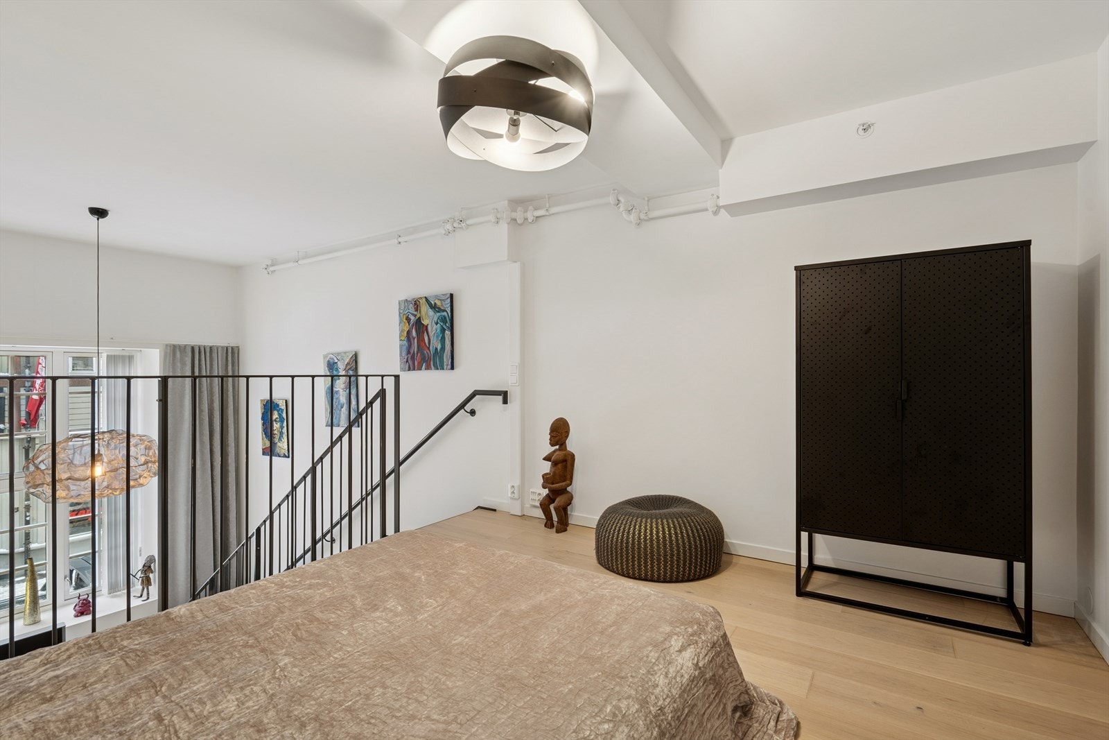 På hemsen er det soveplass og bad. Flere bruks- og møbleringsmuligheter! Galleribilde