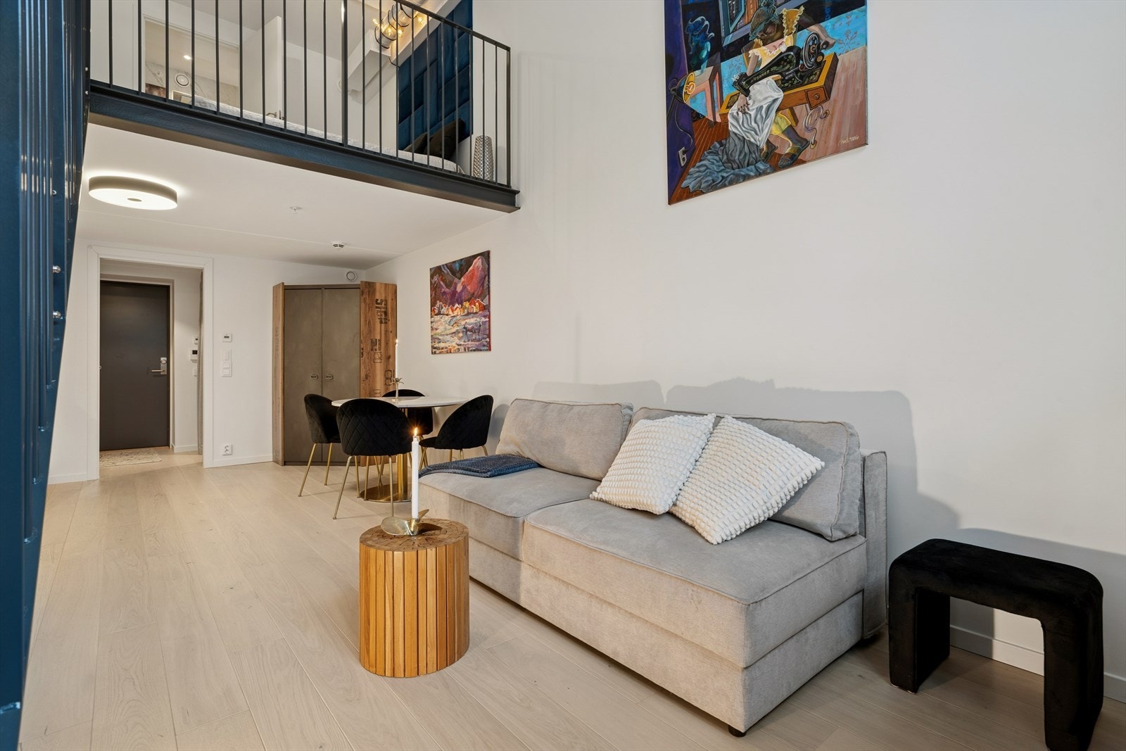 Rommet har flere møbleringsmuligheter, med plass til sofa, spisebord og TV. Galleribilde