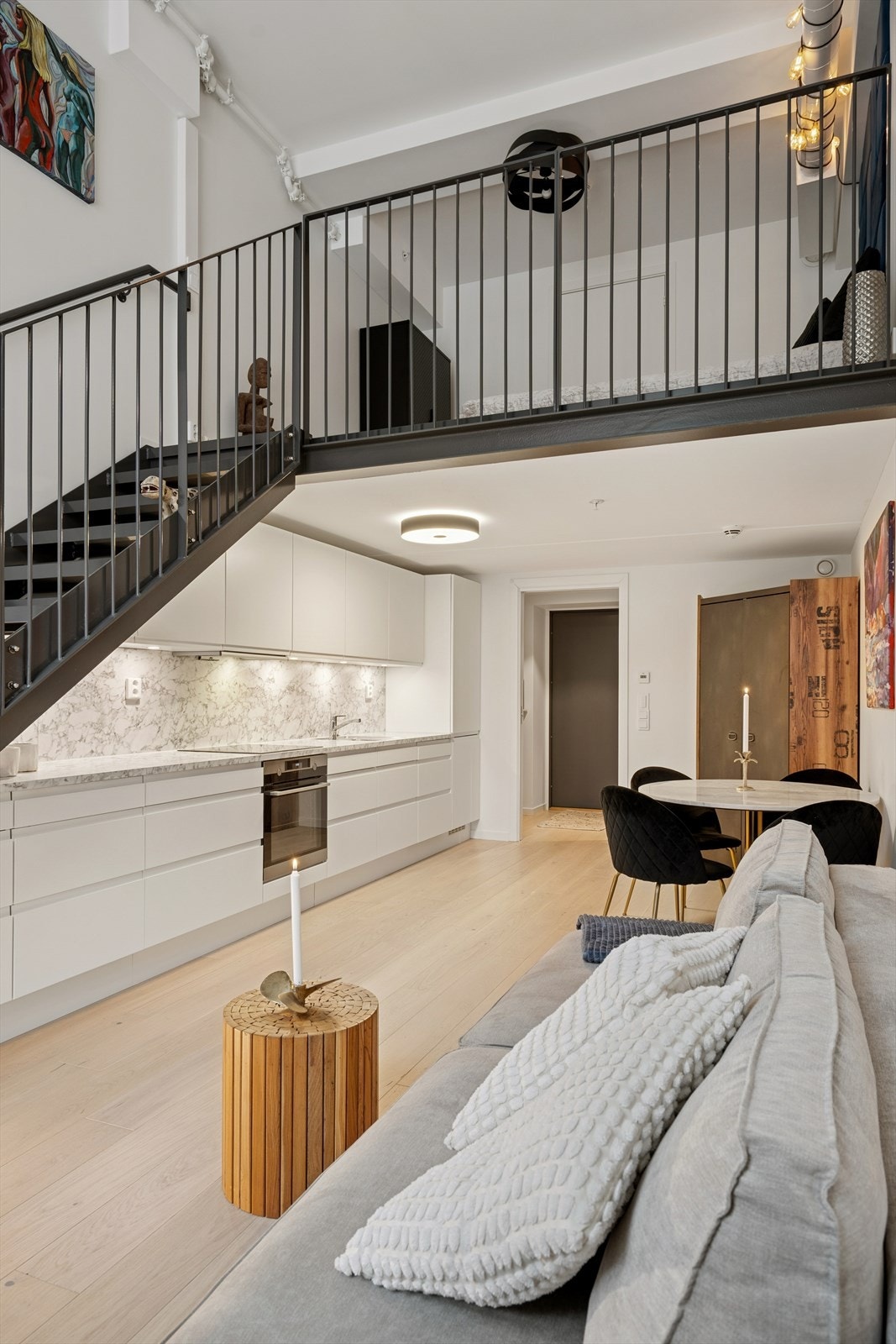 Hjertet i leiligheten er det luftige oppholdsrommet med stue og kjøkken, et nydelig rom med flere møbleringsmuligheter. Galleribilde