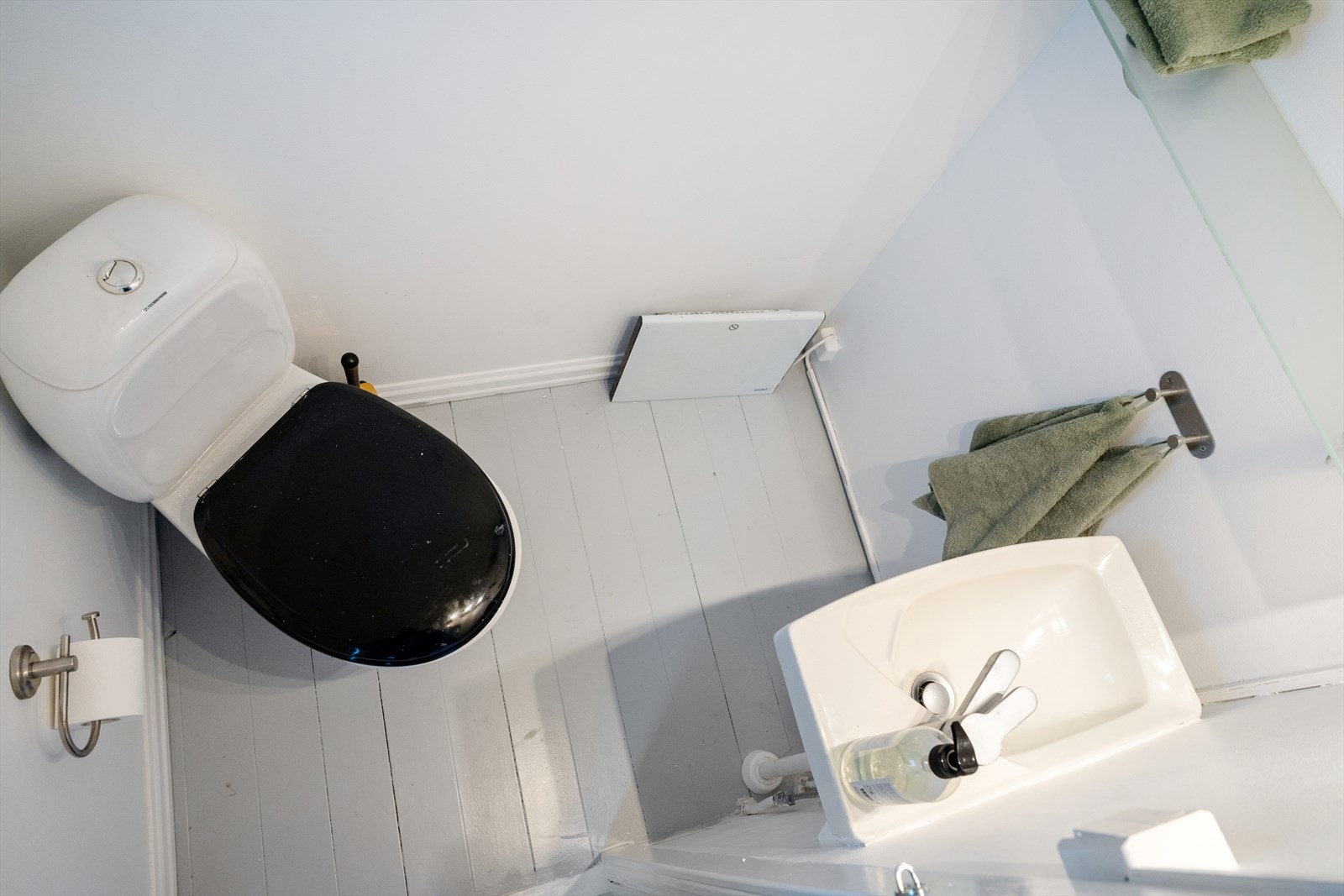 I tillegg er det separat toalettrom innredet med toalett og servant. Malte overflater på gulv og vegger. Galleribilde