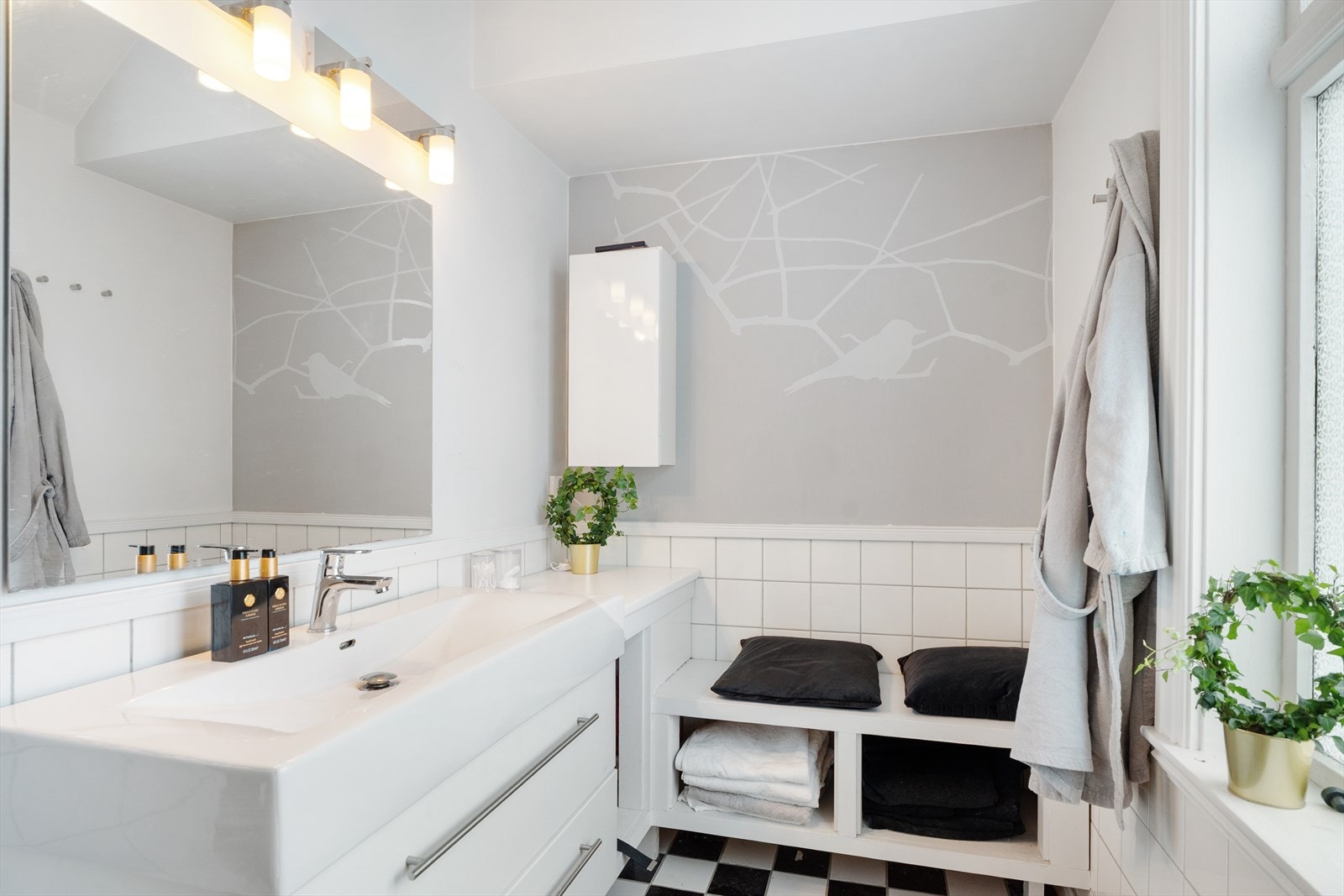 Badet har fliser og malte plater på vegger, malte plater/malt trepanel i tak og flislagt gulv med varmekabel. Galleribilde