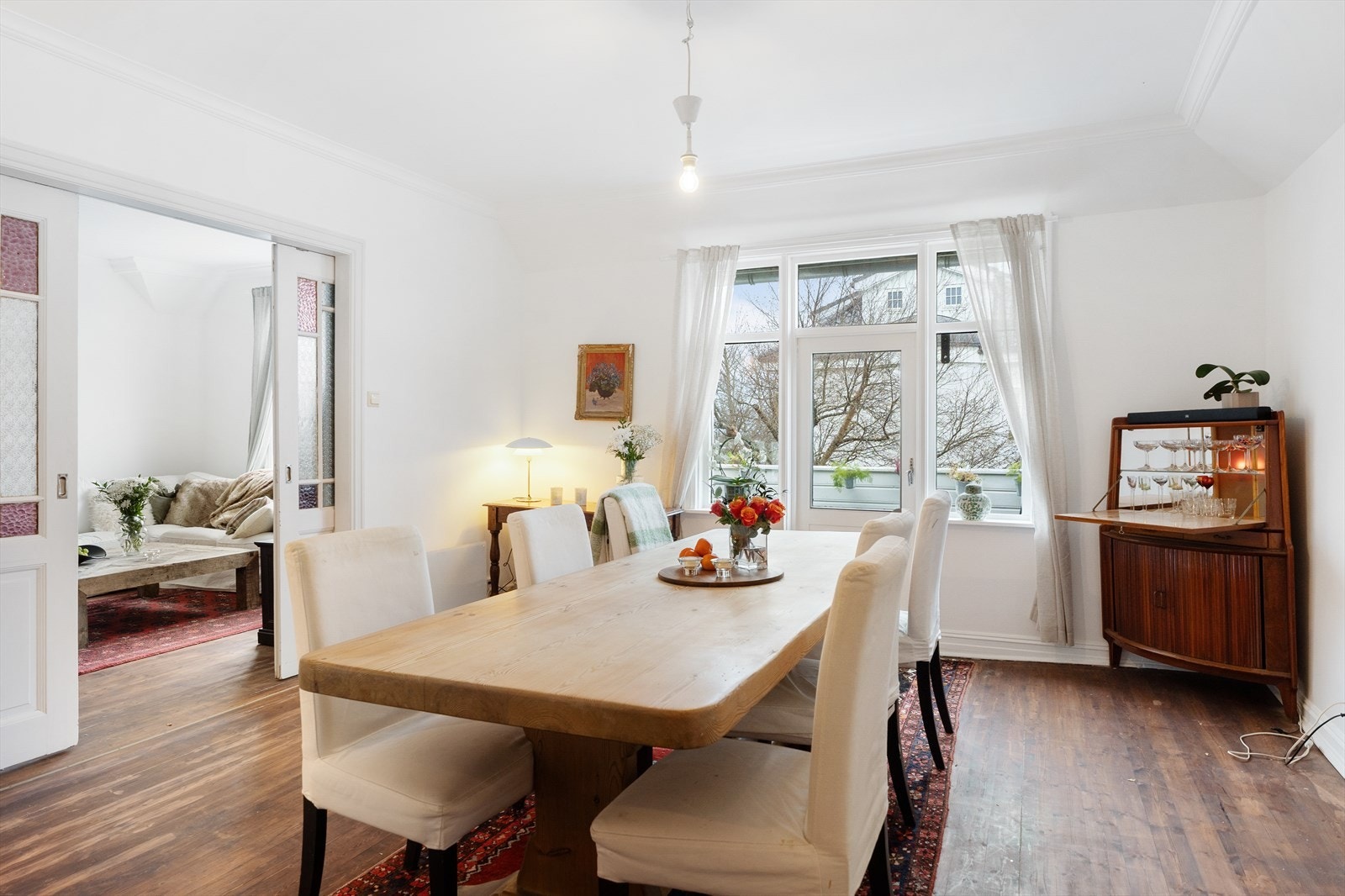 Øvre boenhet inneholder kjøkken/stue, TV-stue, bad, toalettrom og 2 soverom i 2. etasje, samt ett soverom og hall med trapp i 1. etasje. Boenheten disponerer også et meget romslig loft. Galleribilde