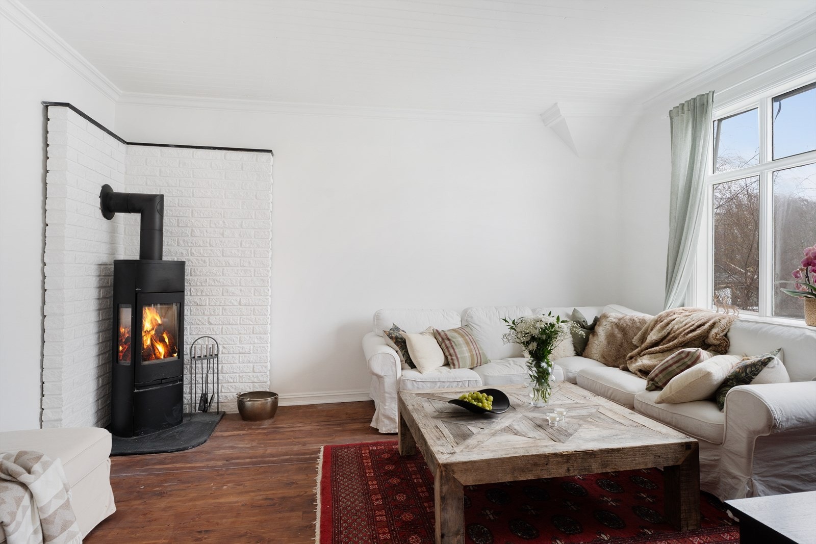 God plass til stor sofagruppe. Galleribilde