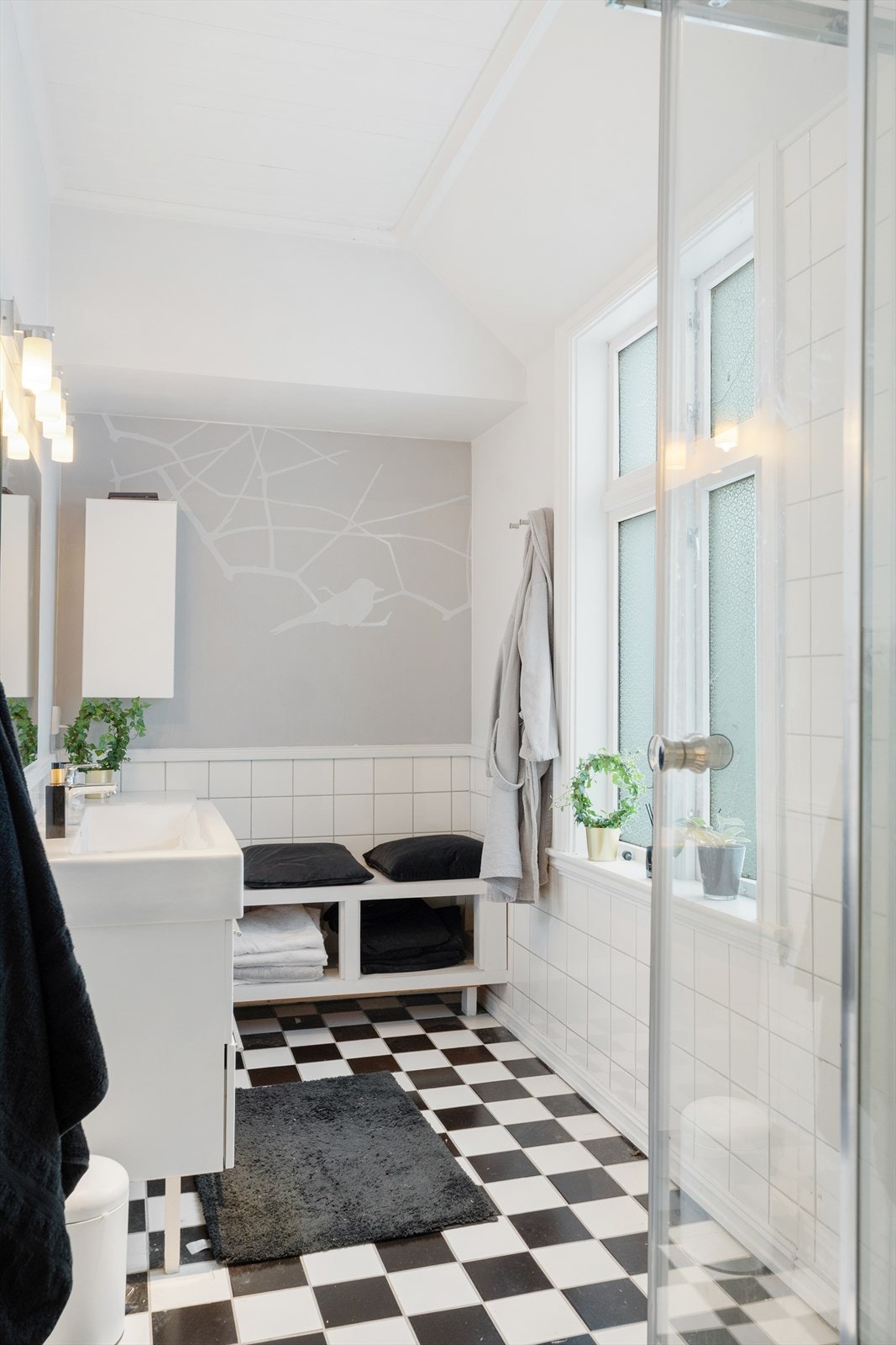 Romslig baderom i 2. etasje, innredet med dusjkabinett, baderomsmøbel med servant og toalett. Galleribilde