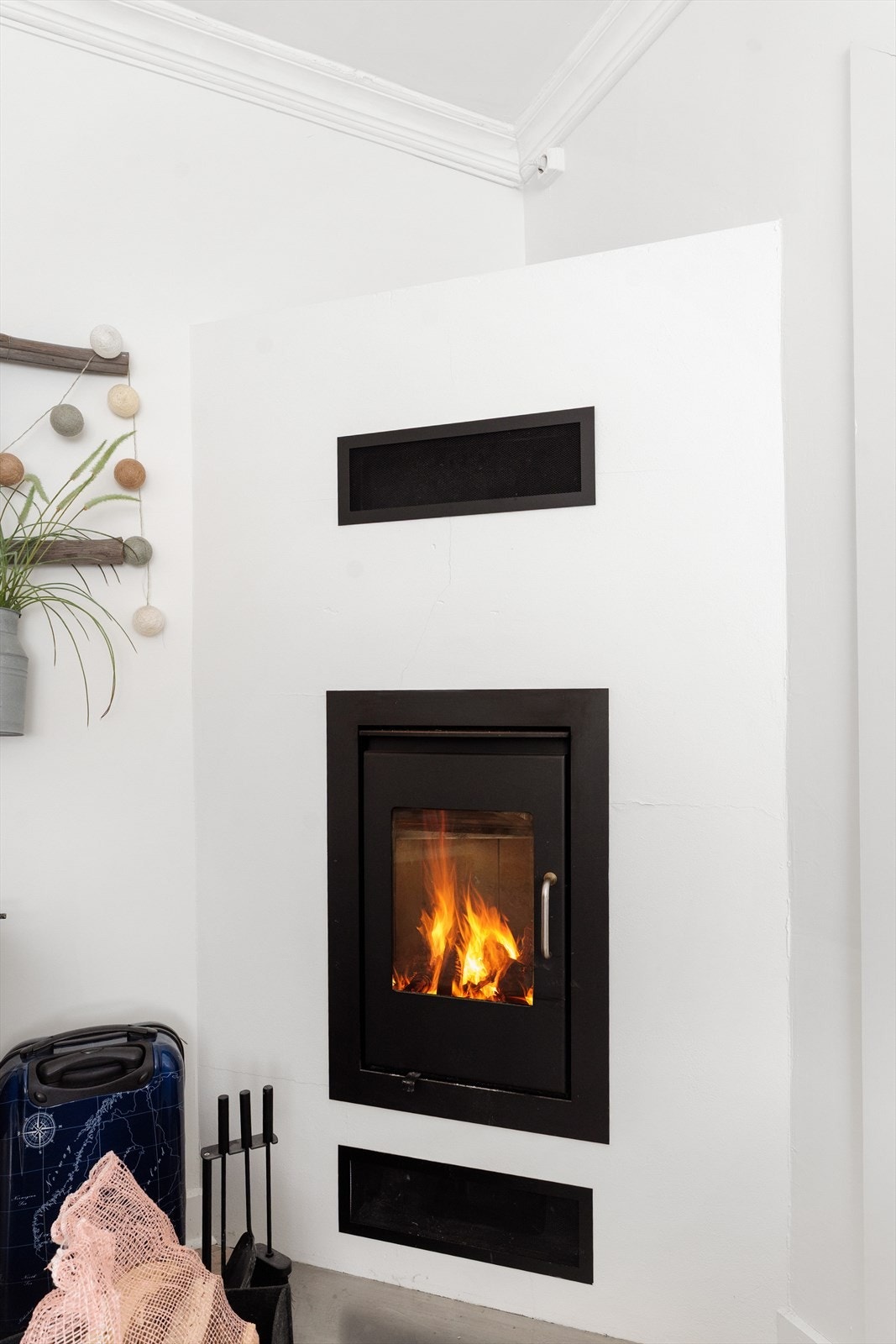 Stuen har en dekorativ peis for hygge og varme på kalde dager. Galleribilde