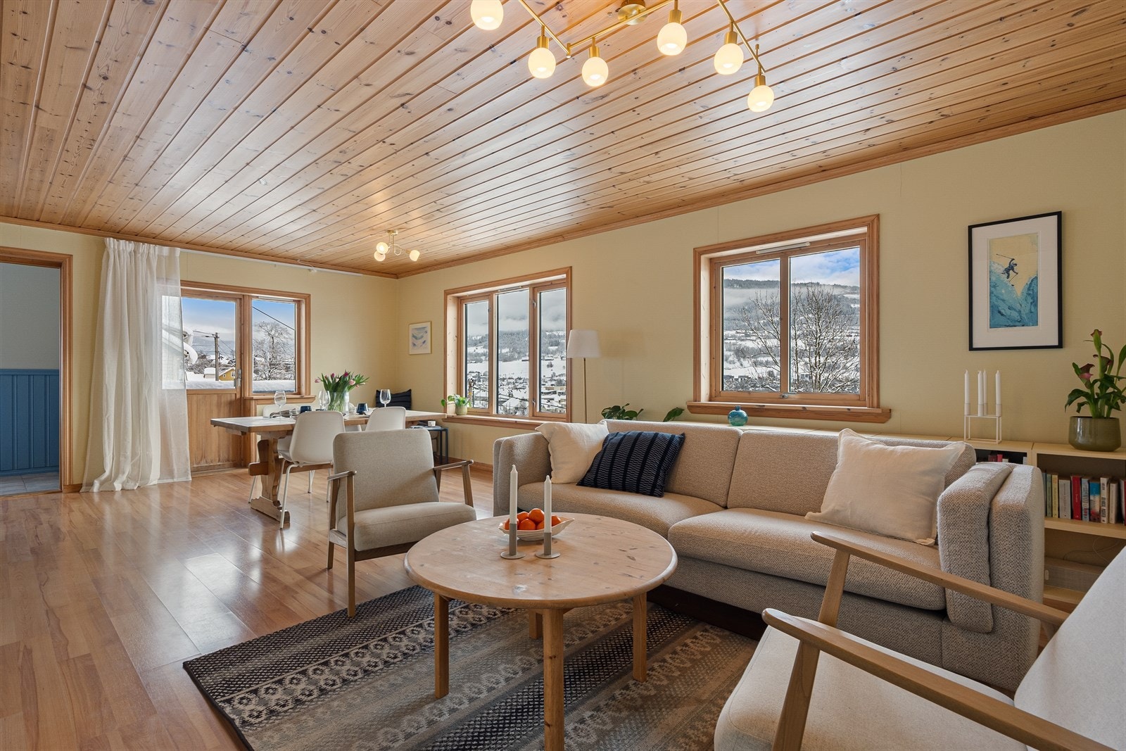 Stor og god stue med flott utsikt og utgang til veranda. Galleribilde