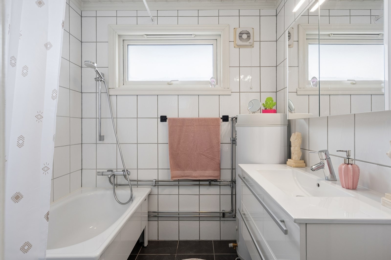 Ventilasjonen sikres med en elektrisk styrt vifte, med tilluft under døren. Galleribilde