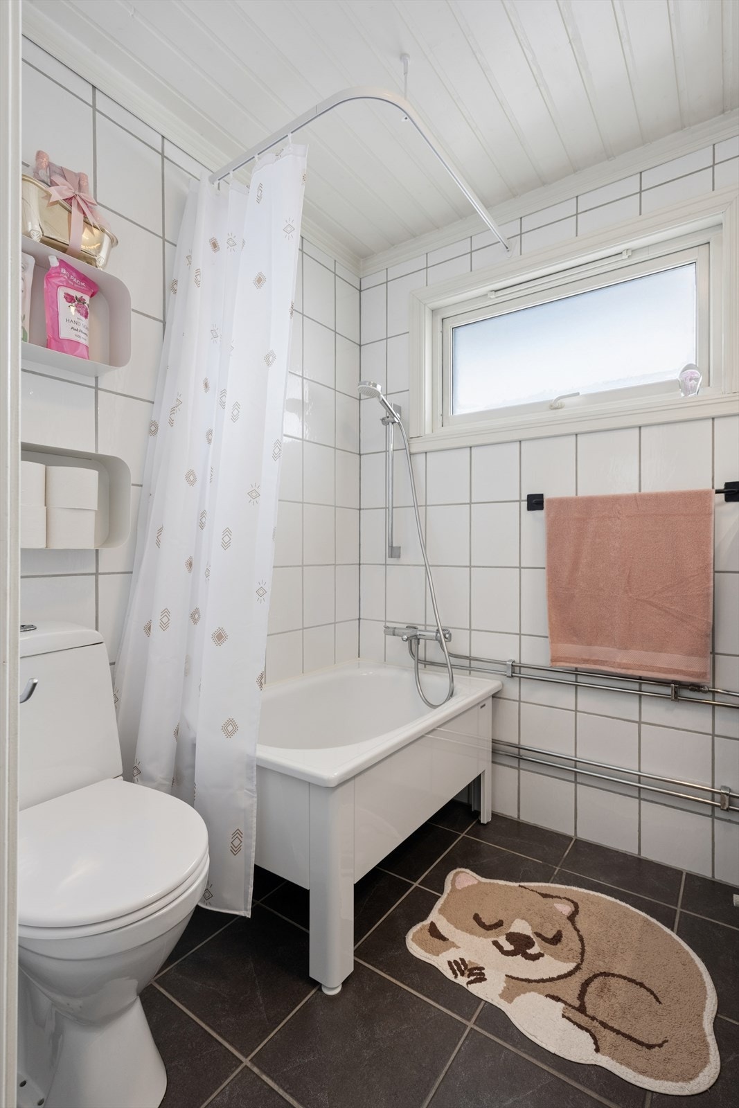 Rommet ble modernisert med nytt badekar i november 2023. Galleribilde