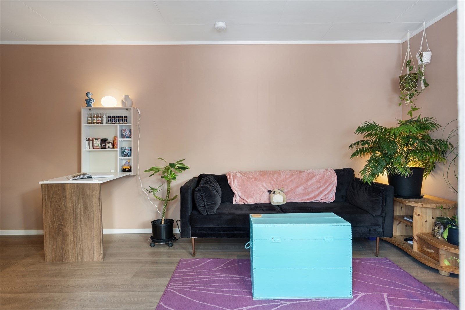 Sofagruppen har en fin plassering i stuen. Galleribilde