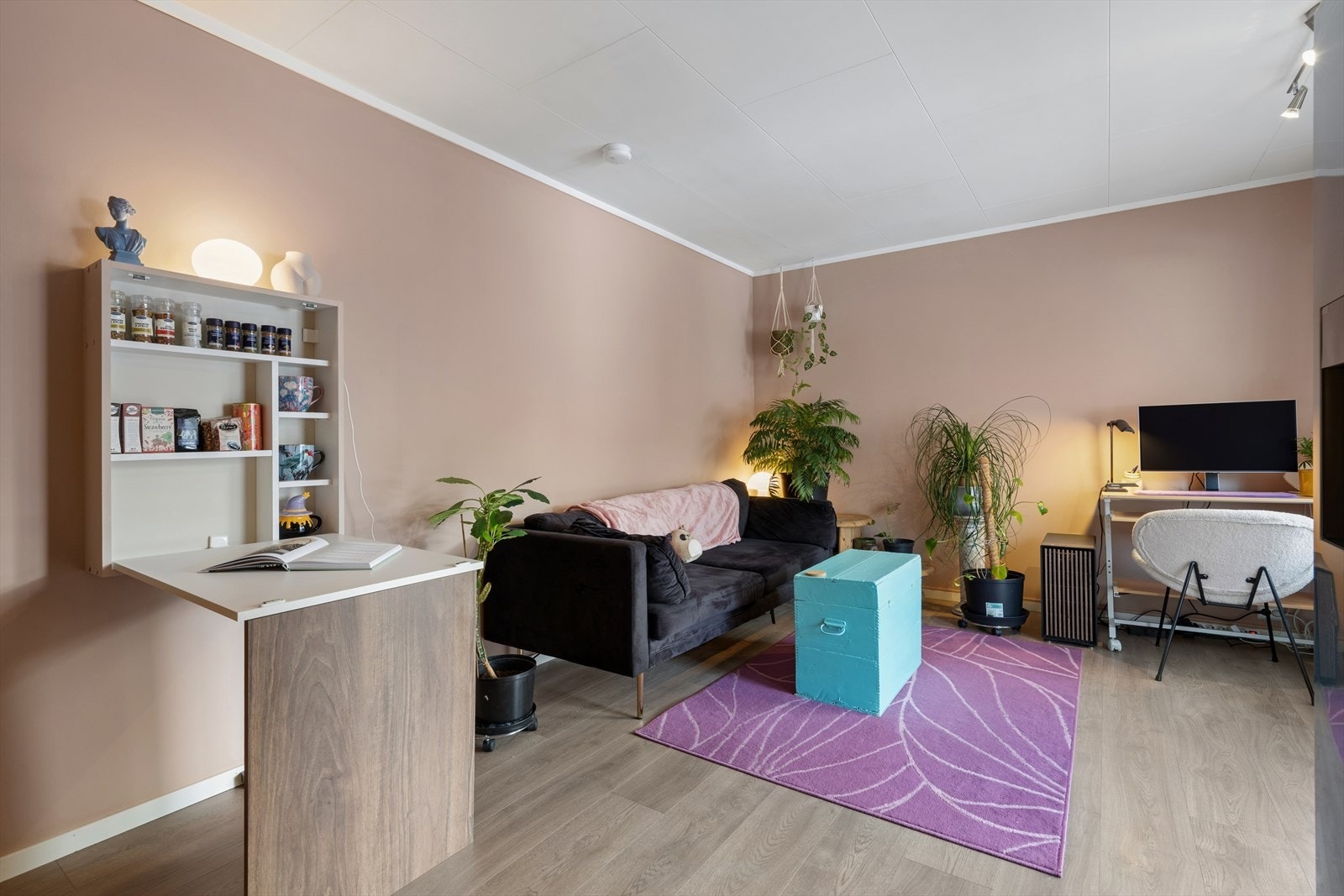 En annen vinkel som viser rommets fleksible møbleringsmuligheter. Galleribilde