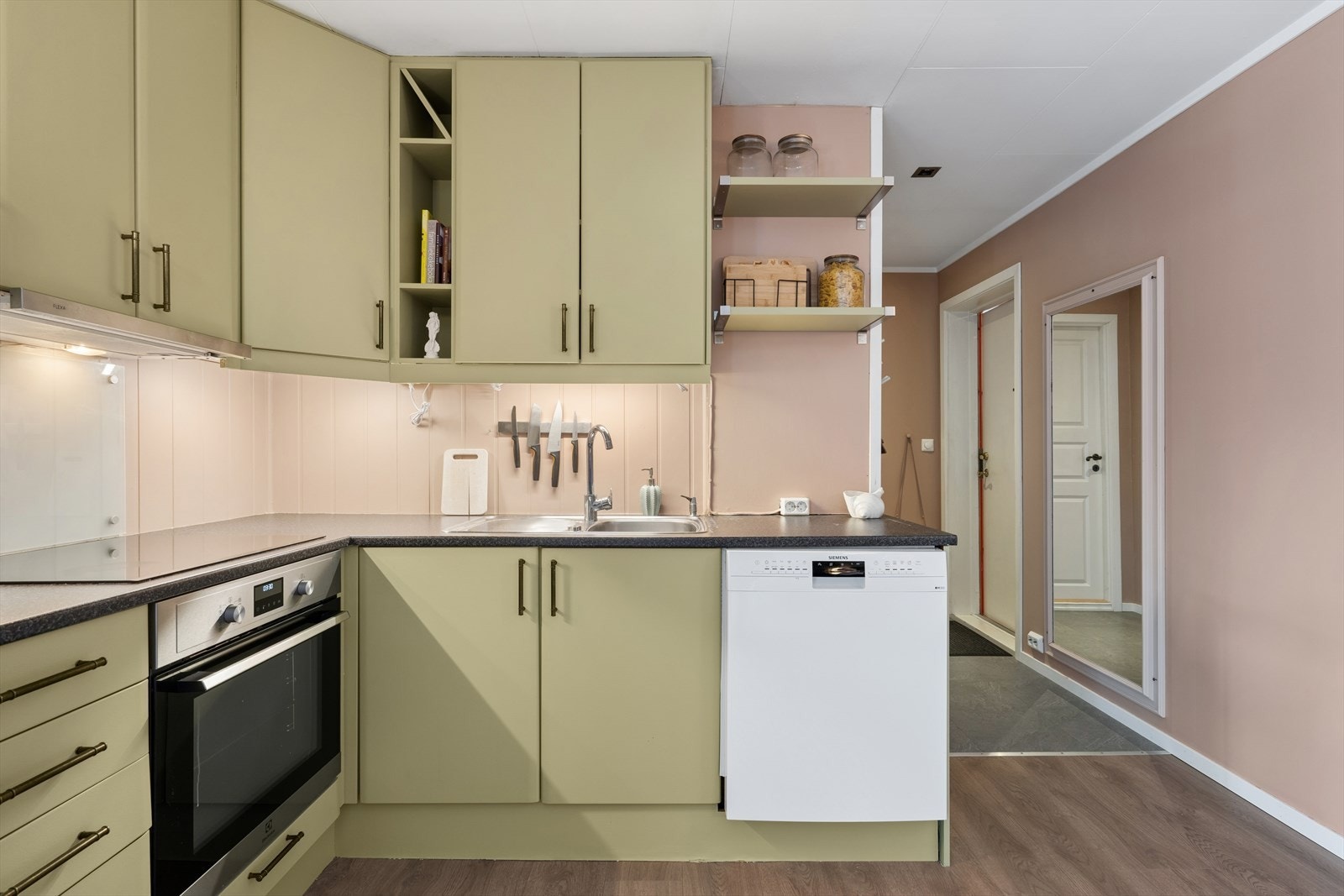 Innredningen har en slitesterk laminatbenkeplate og en effektiv kjøkkenventilator med avtrekk ut. Galleribilde