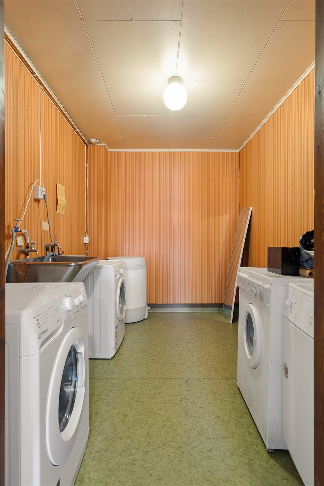 Her er det opplegg for egen vaskemaskin, selv om maskinene på bildet er private. Galleribilde