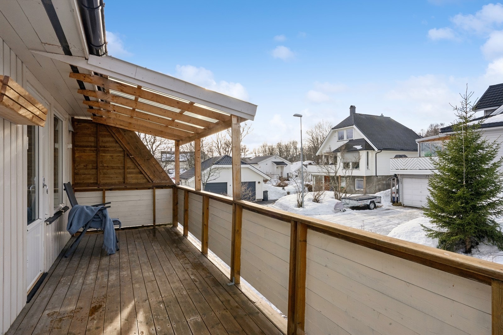 En del av verandaen er overbygd, noe som gir ly for vær og vind og forlenger utendørssesongen. Galleribilde