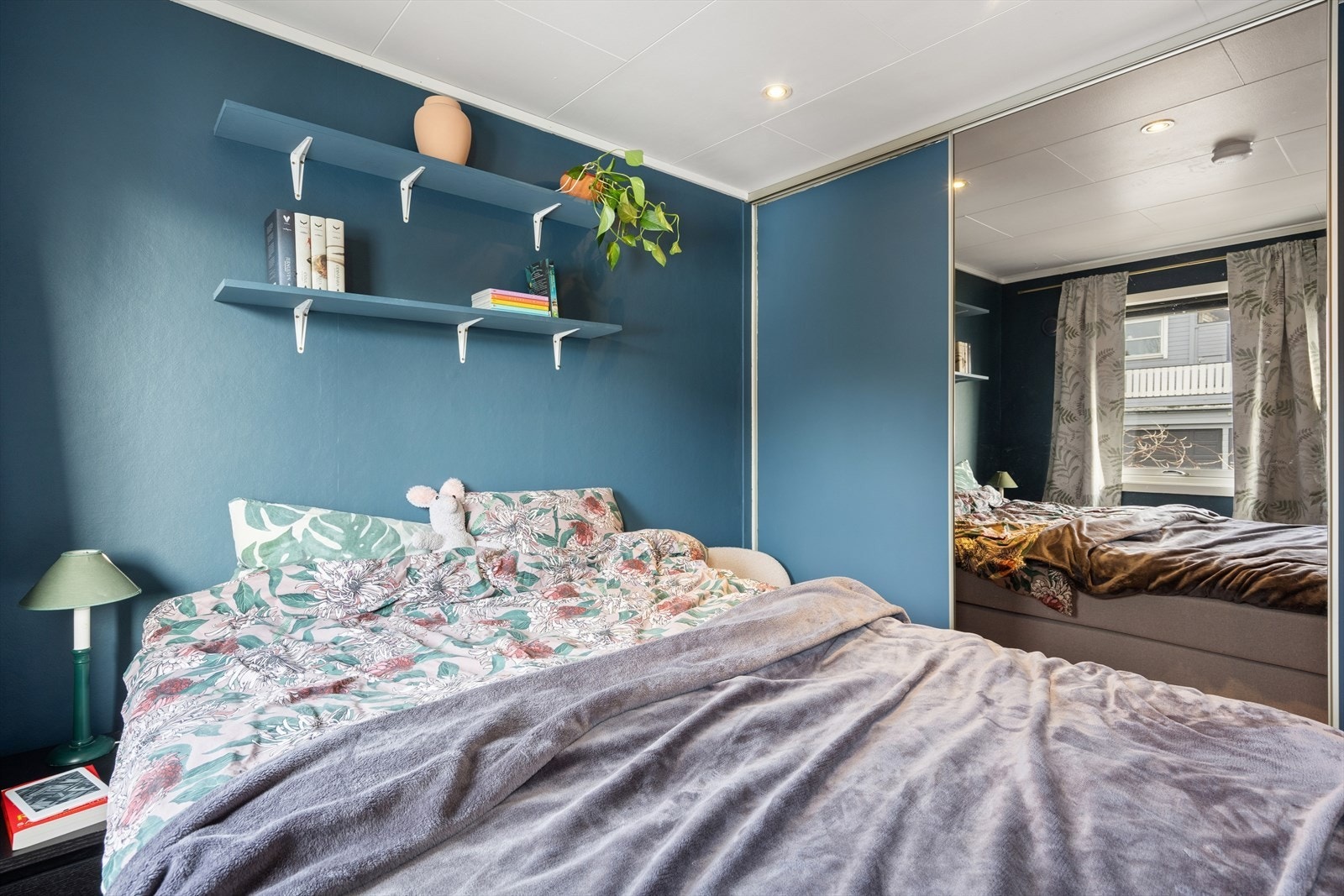 Rommet er holdt i en rolig fargetone, med laminat på gulvet og malte plater på veggene. Galleribilde