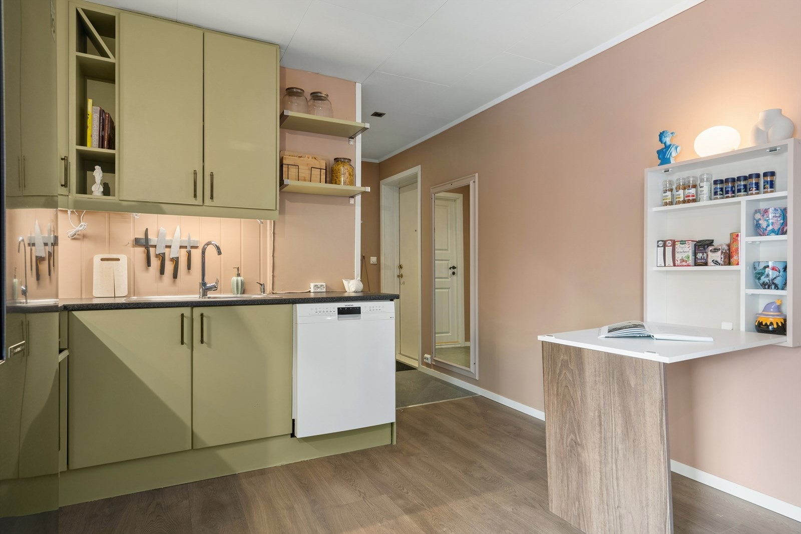 Kjøkkenet har plass til både integrerte og frittstående hvitevarer. Galleribilde