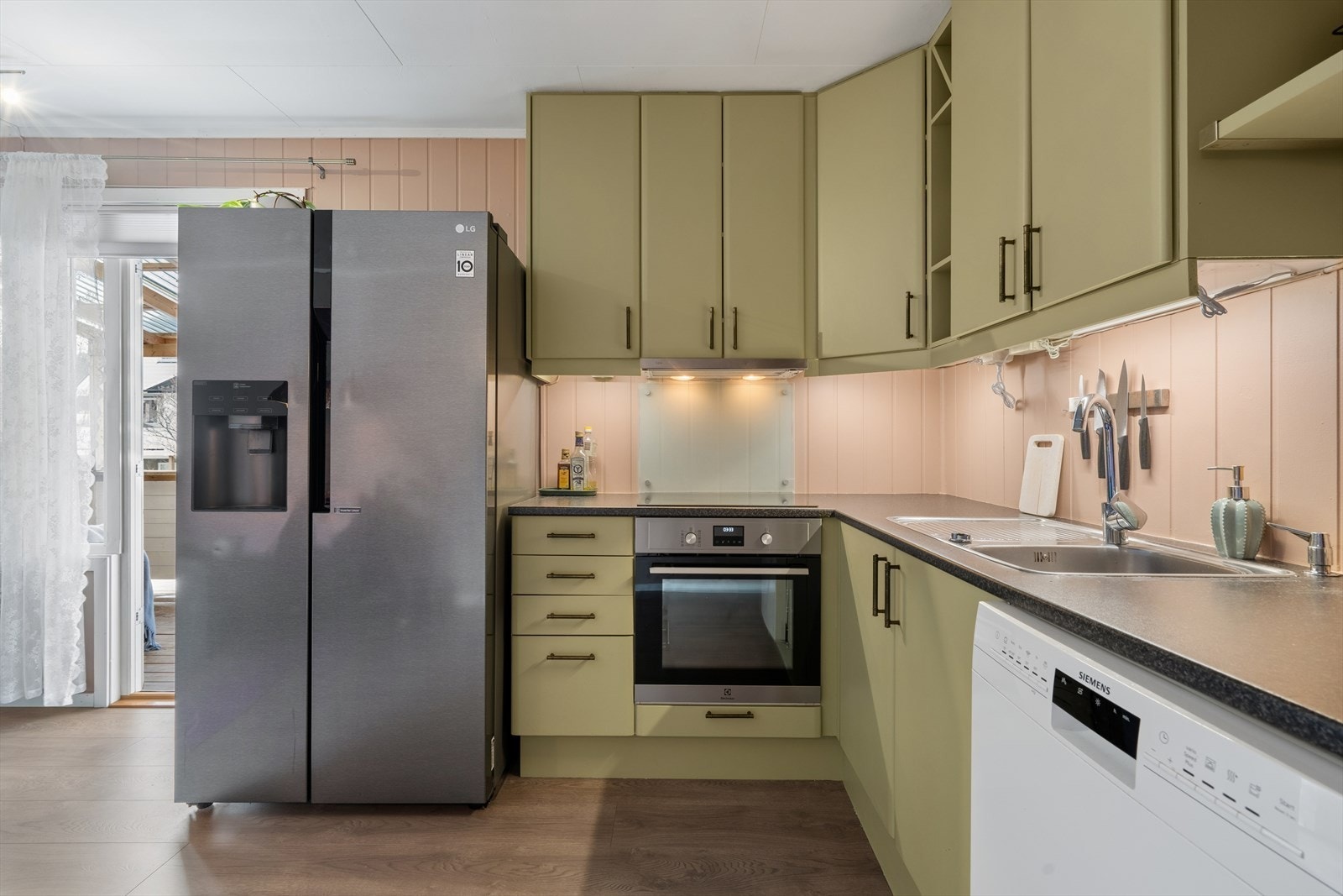 Både kjøl-/fryseskap og oppvaskmaskin medfølger handelen. Galleribilde