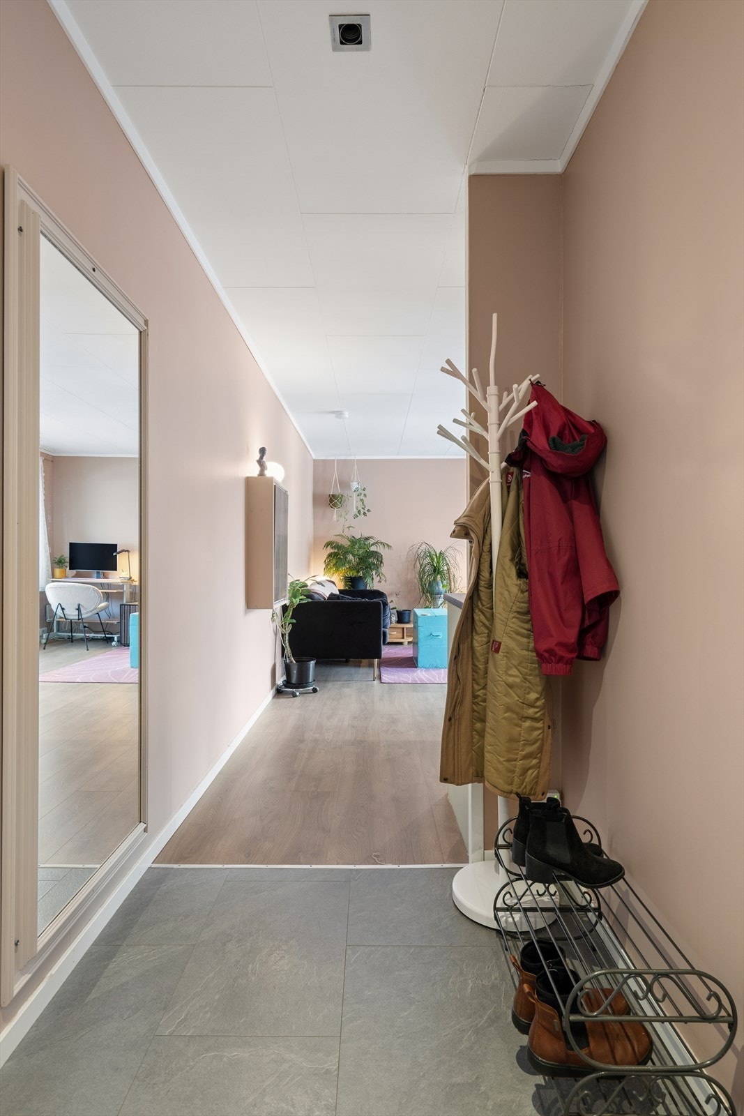 Entréen ønsker deg velkommen inn og leder deg videre til leilighetens åpne stue- og kjøkkenløsning. Galleribilde